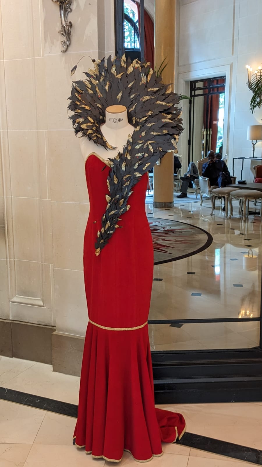 Création haute couture en papier – col plumes fait main – pièce artistique unique