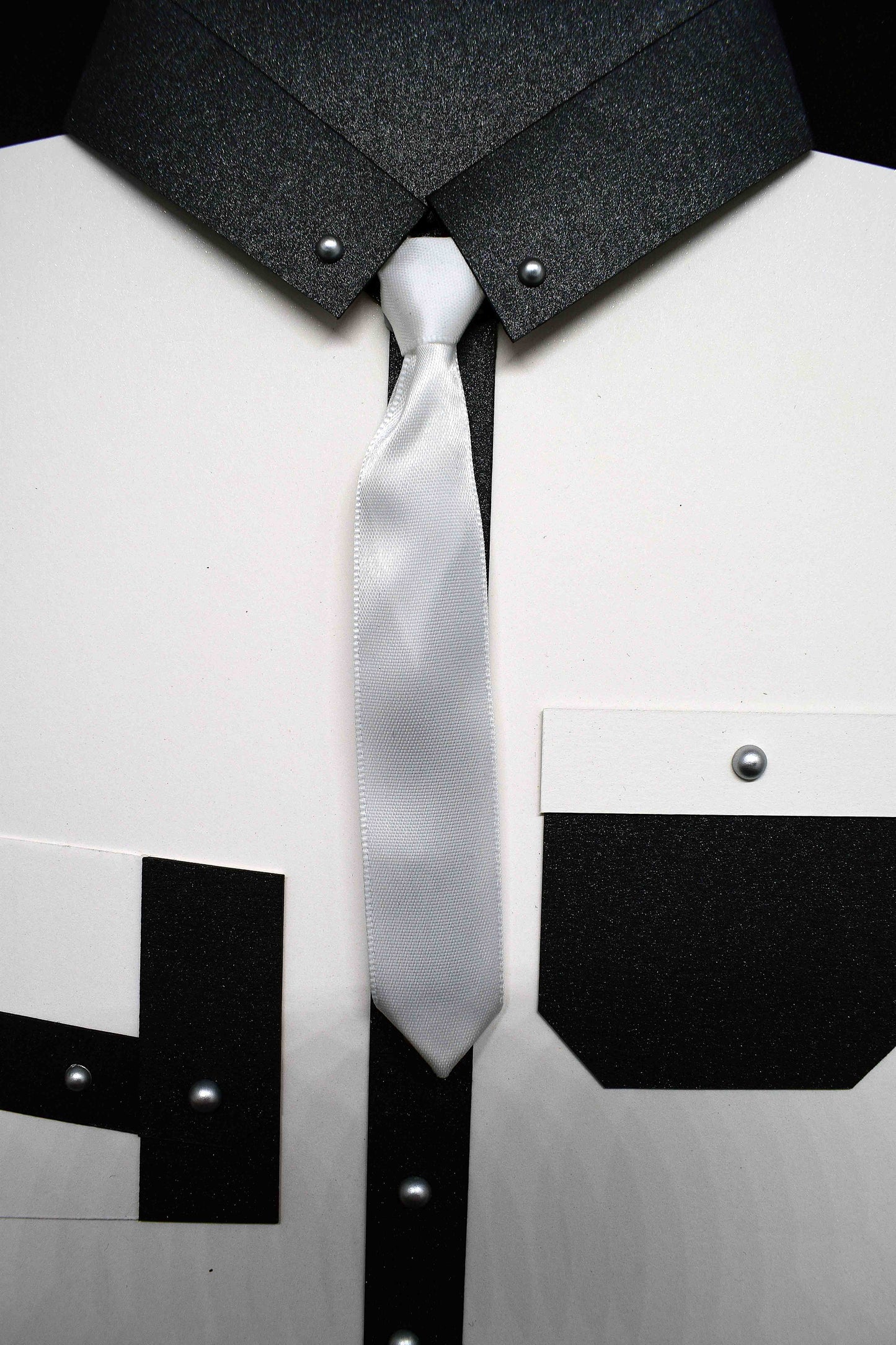 Carte pour anniversaire motif chemise blanche et noire cravate blanche