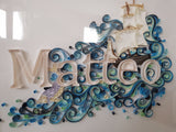 Tableau nominatif décoratif pour chambre  façon quilling motif prénom Mattéo avec bateau,  dauphin et vague en dégradé de bleu