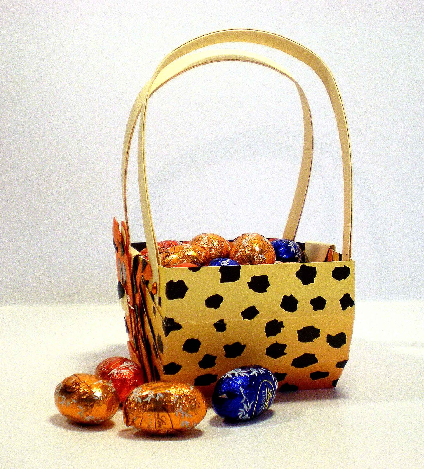 Petit panier en papier et relief pour friandise "tigre"