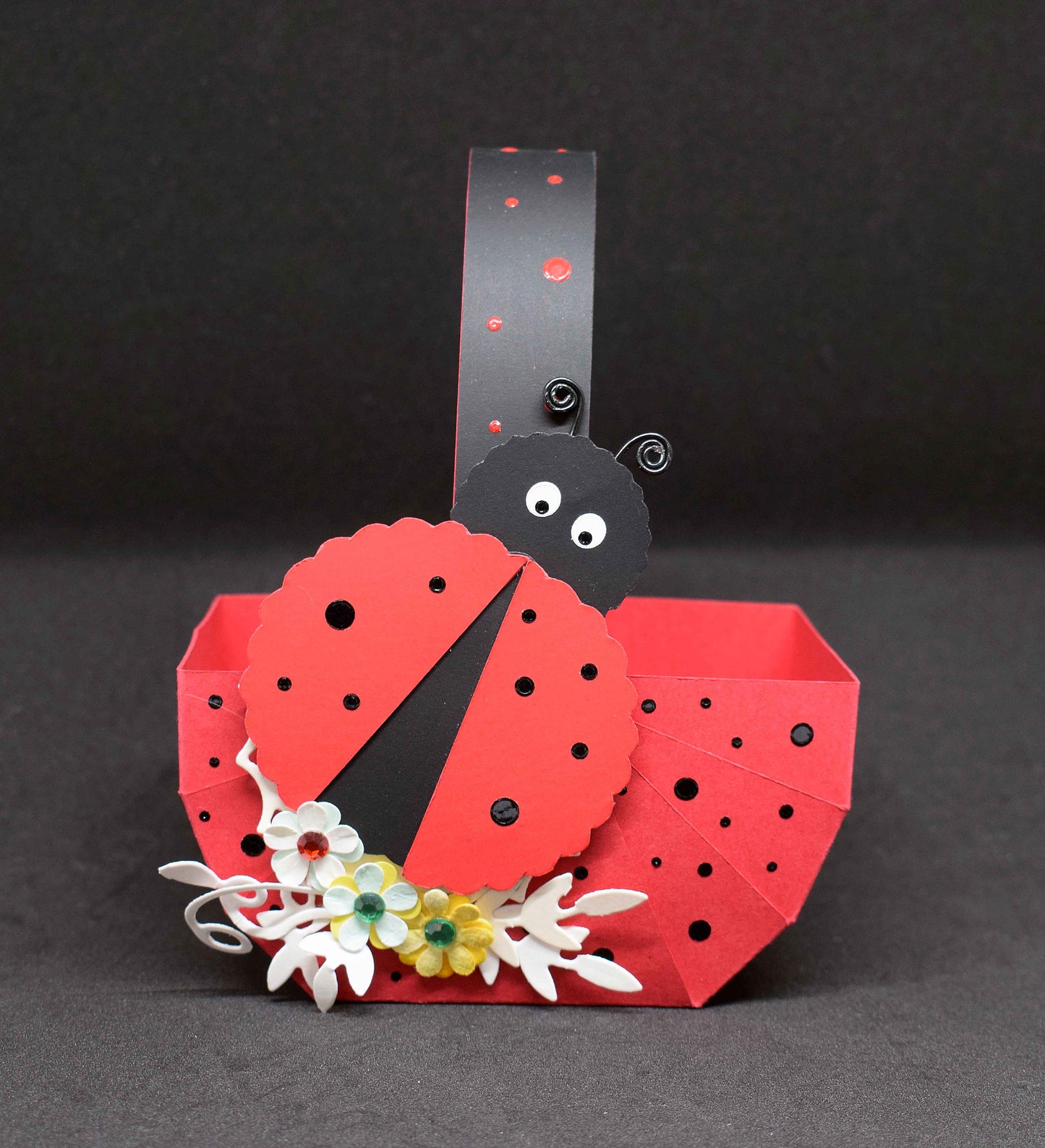 Petit panier enfant en papier 3D – coccinelle, fait main, cadeau gourmand, décoration Pâques