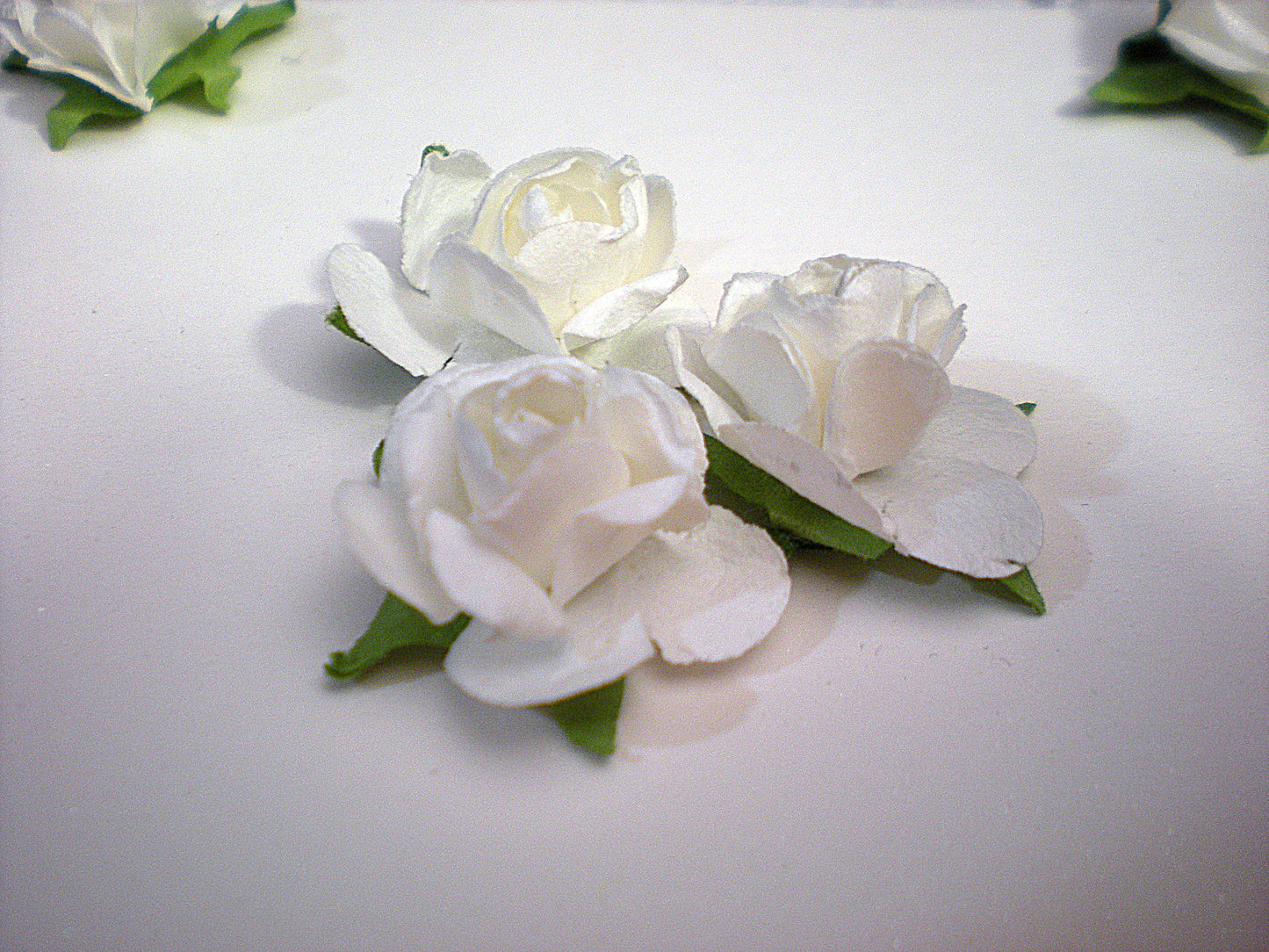 Coffret naissance bébé avec chaussons blancs – boîte cadeau artisanale pour baptême ou naissance