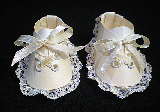 Coffret naissance bébé avec chaussons blancs – boîte cadeau artisanale pour baptême ou naissance