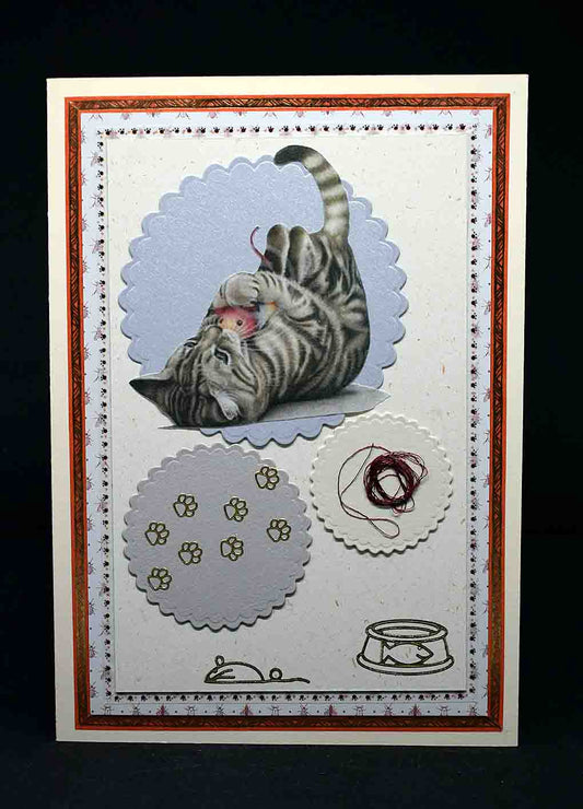 Carte pour anniversaire en 3D aux motifs chat jouant avec une peluche souris