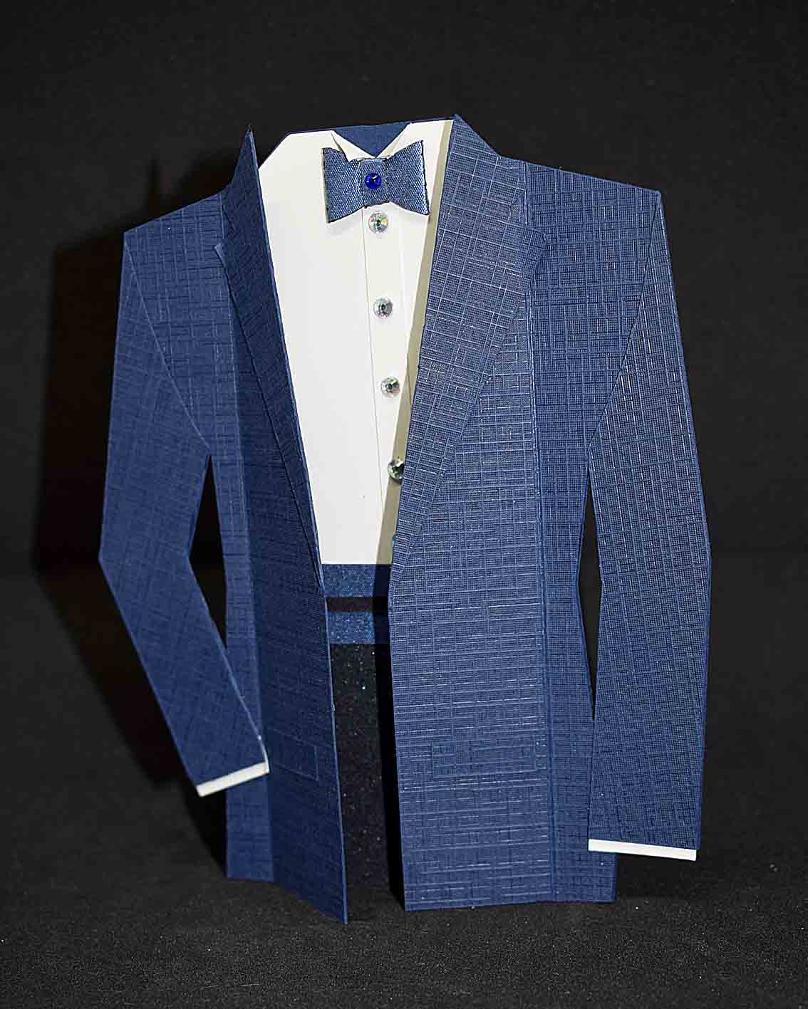 Carte pour anniversaire motif costume d'homme bleu et blanc