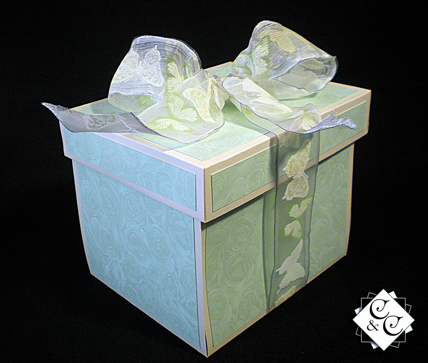 Coffret naissance bébé avec landau vert en relief – Boite cadeau artisanale élégante.