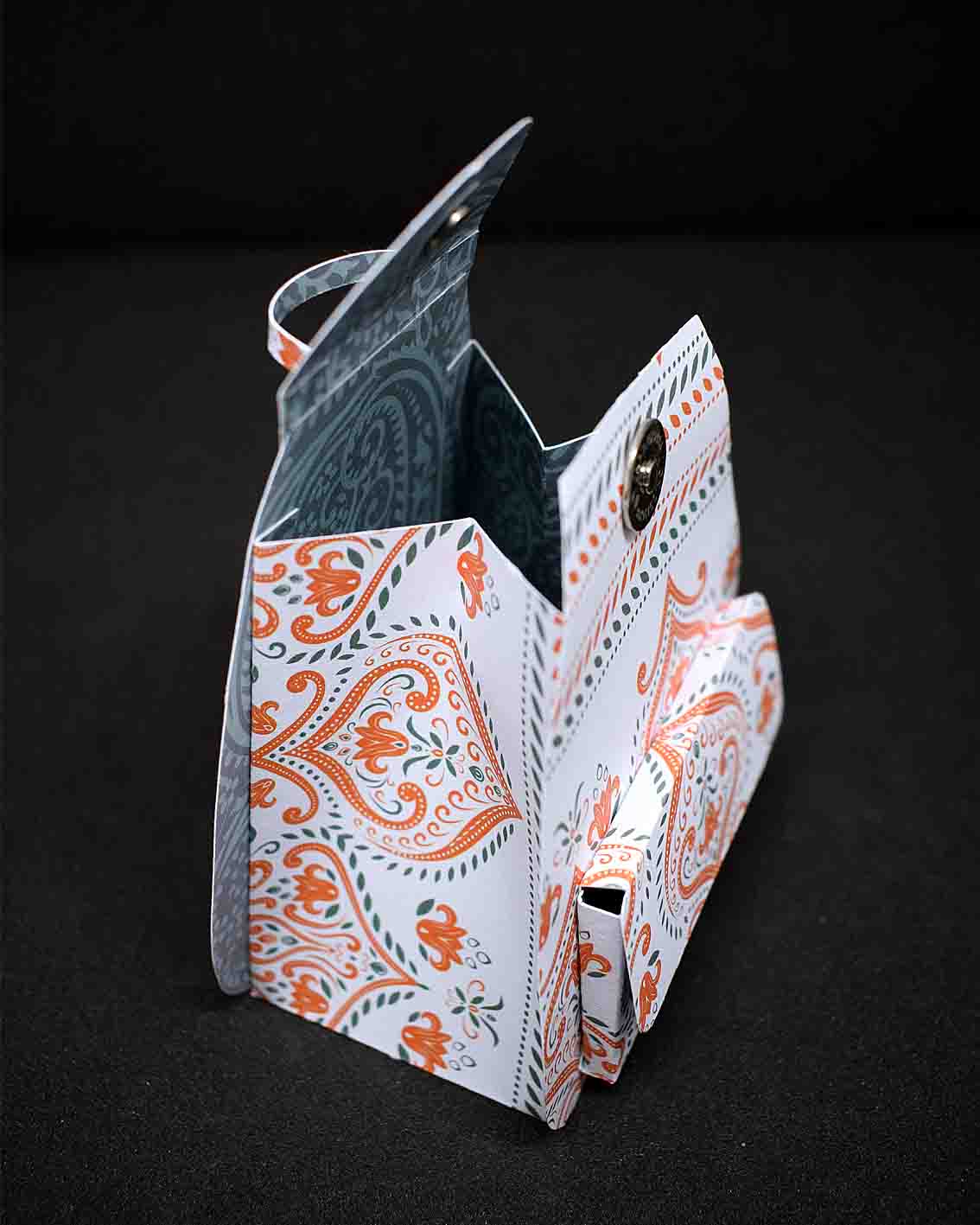 Petit sac à cadeau artisanal blanc et orangé aux motifs indou - boite surprise élégante personnalisable floraux indou