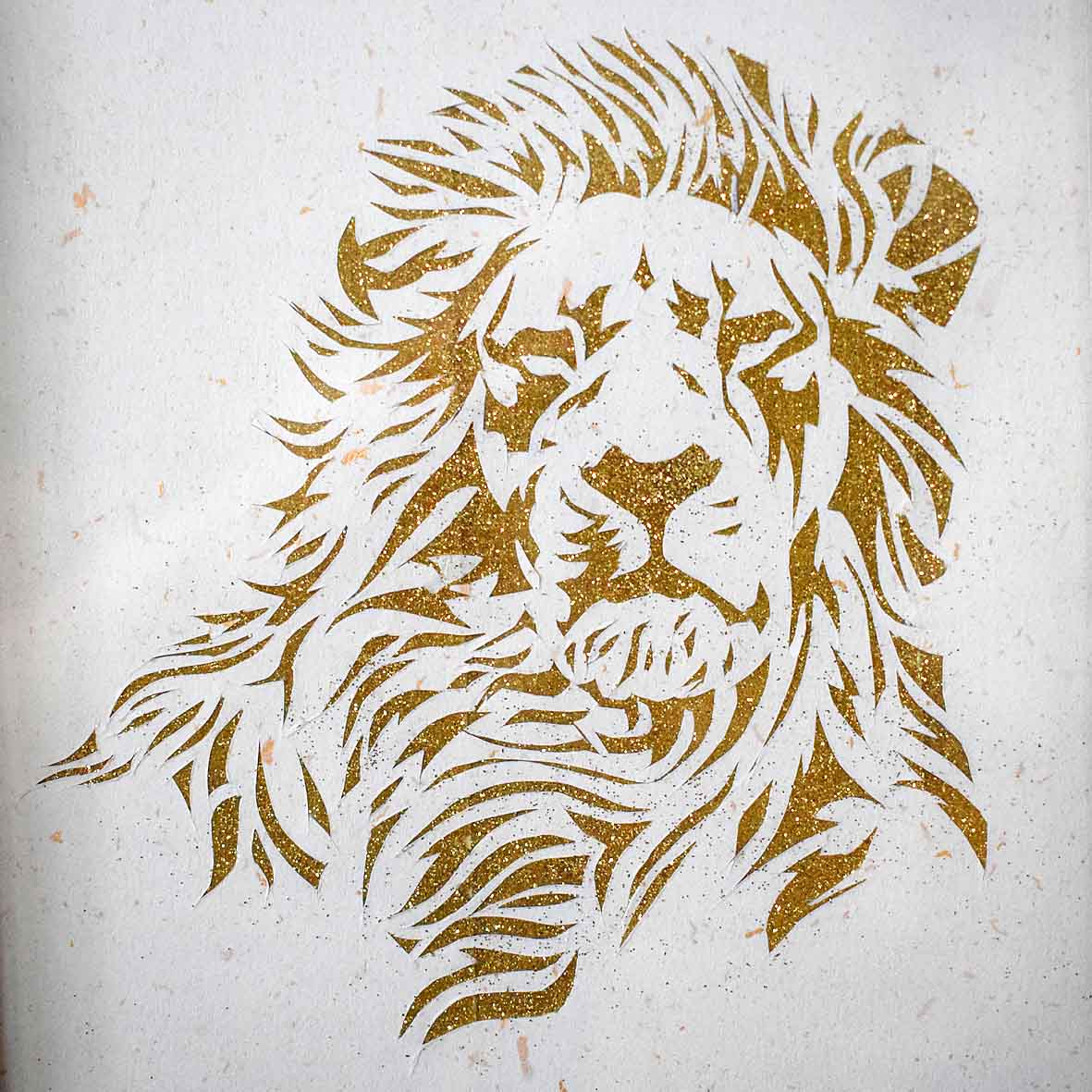 Cadre à suspendre ou à poser en relief, découpe de lion pailleté doré