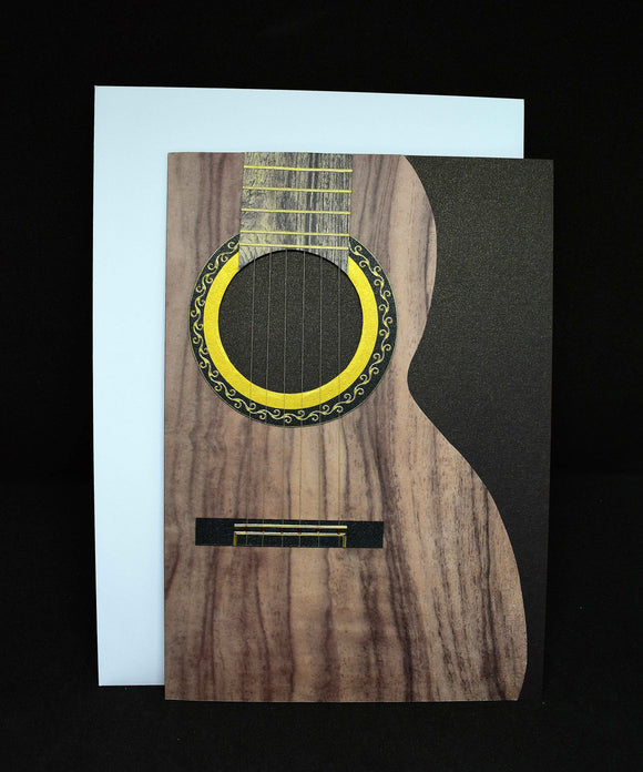 Carte pour un anniversaire en forme de guitare en bois marron