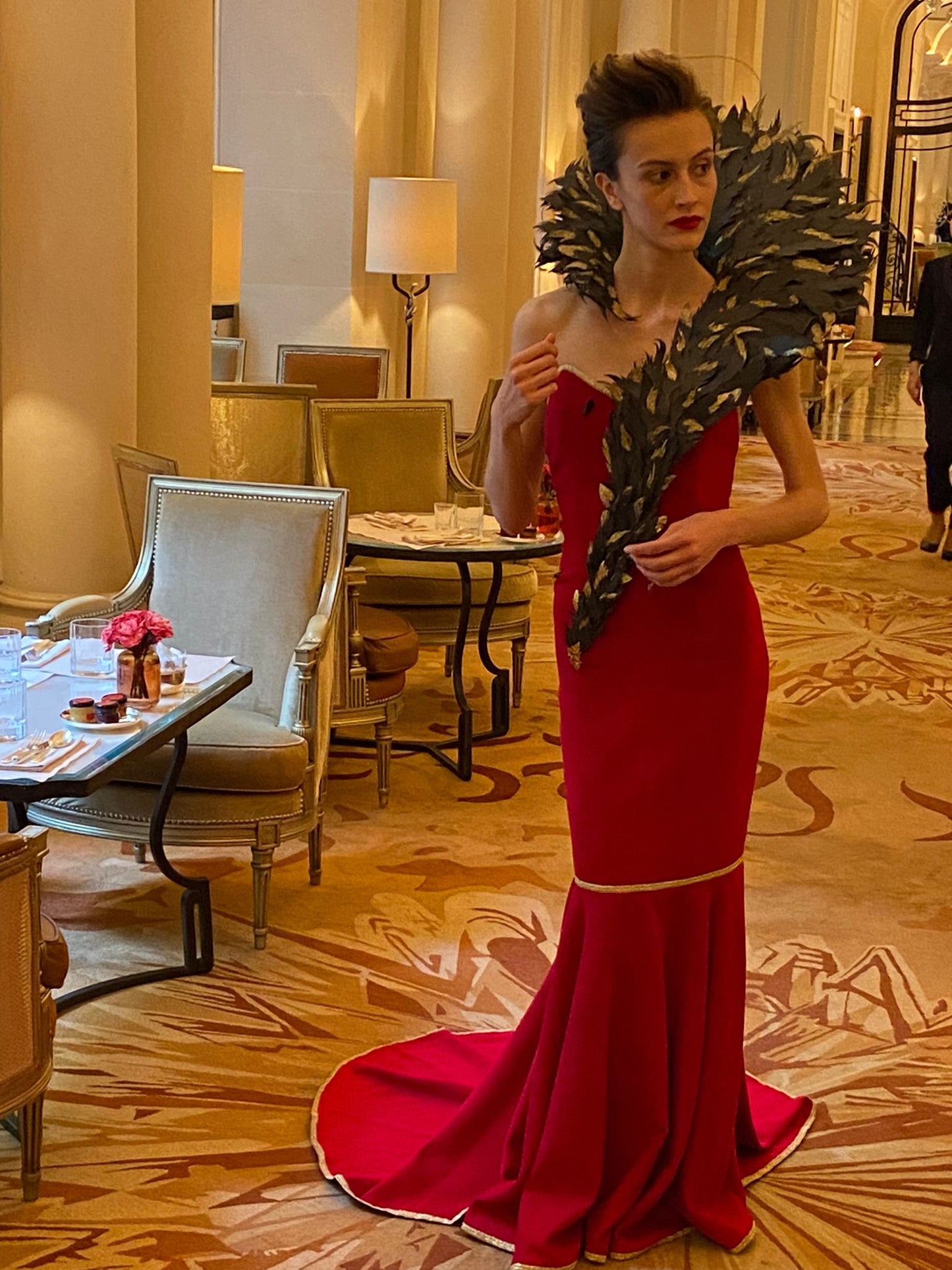 Création haute couture en papier – col plumes fait main – pièce artistique unique