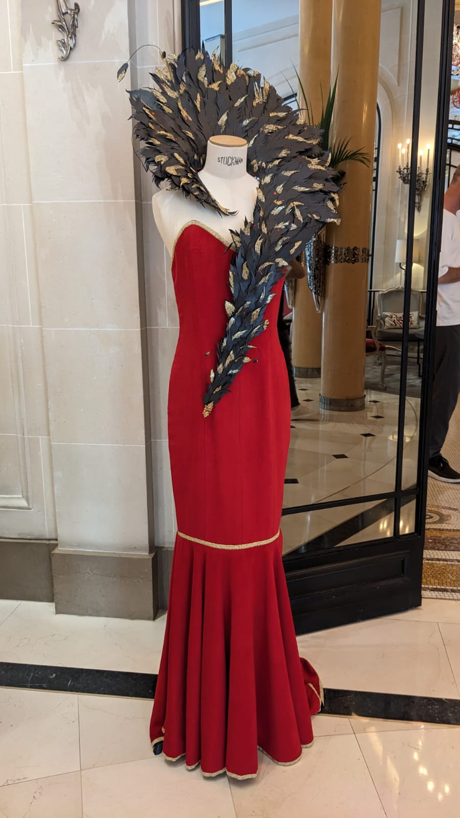 Création haute couture en papier – col plumes fait main – pièce artistique unique