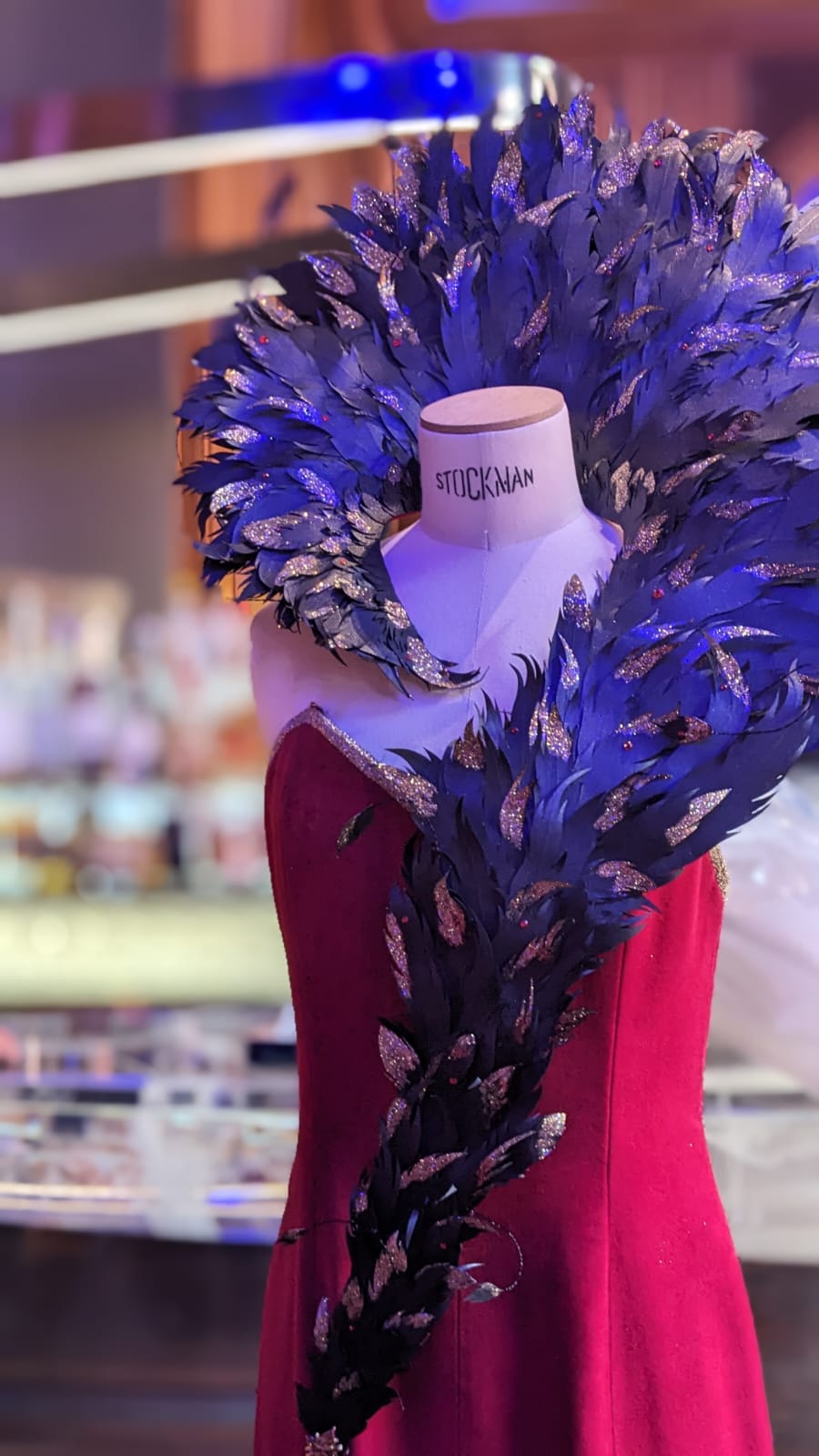 Création haute couture en papier – col plumes fait main – pièce artistique unique