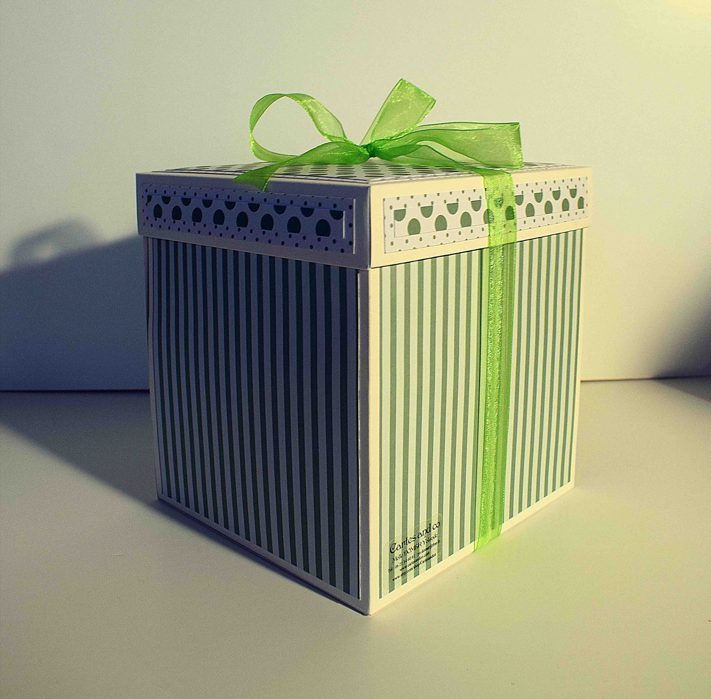 Boite cadeau de Naissance en papier et relief, chambre bébé avec transat portique d'éveil