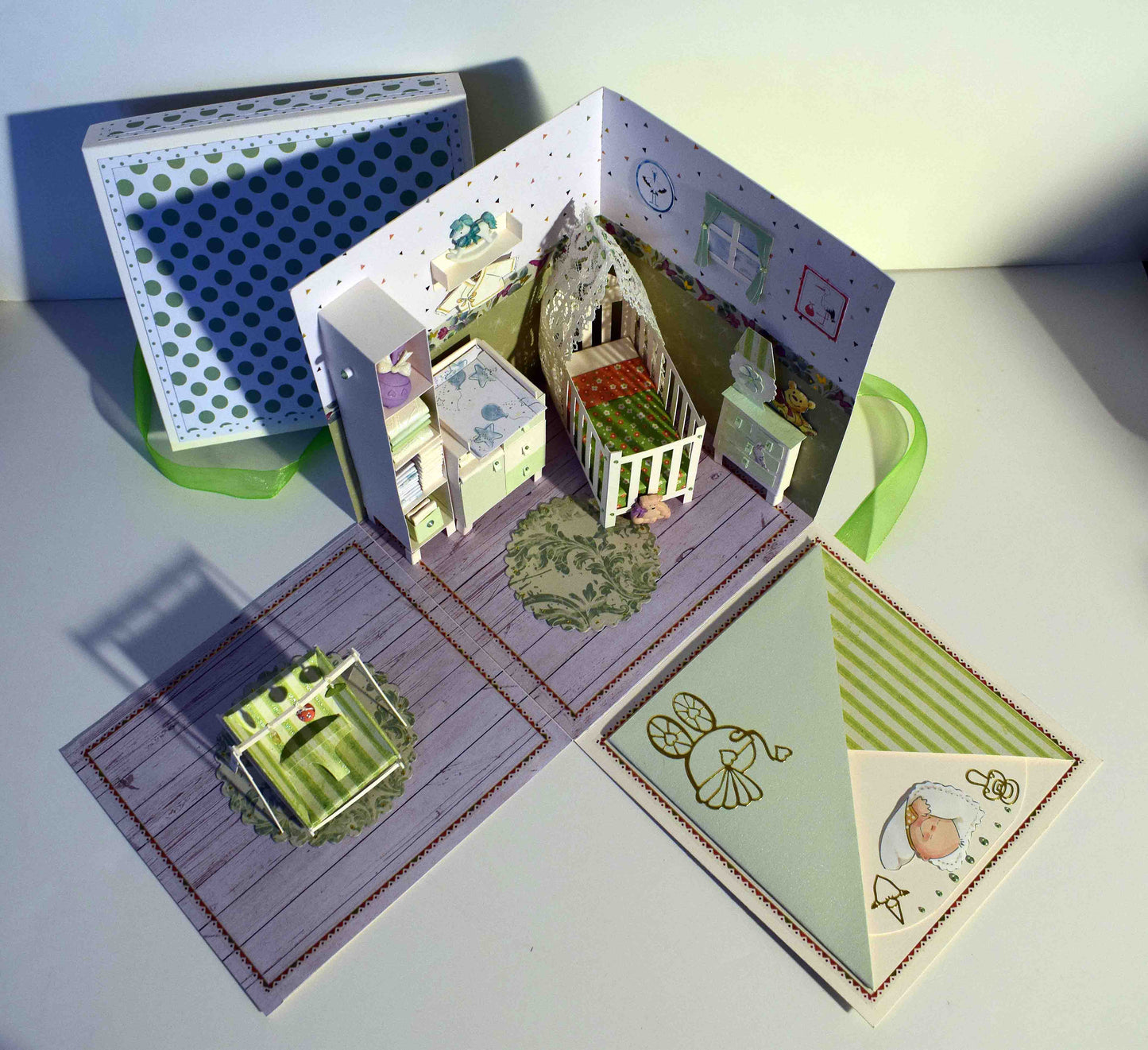 Boite cadeau de Naissance en papier et relief, chambre bébé avec transat portique d'éveil