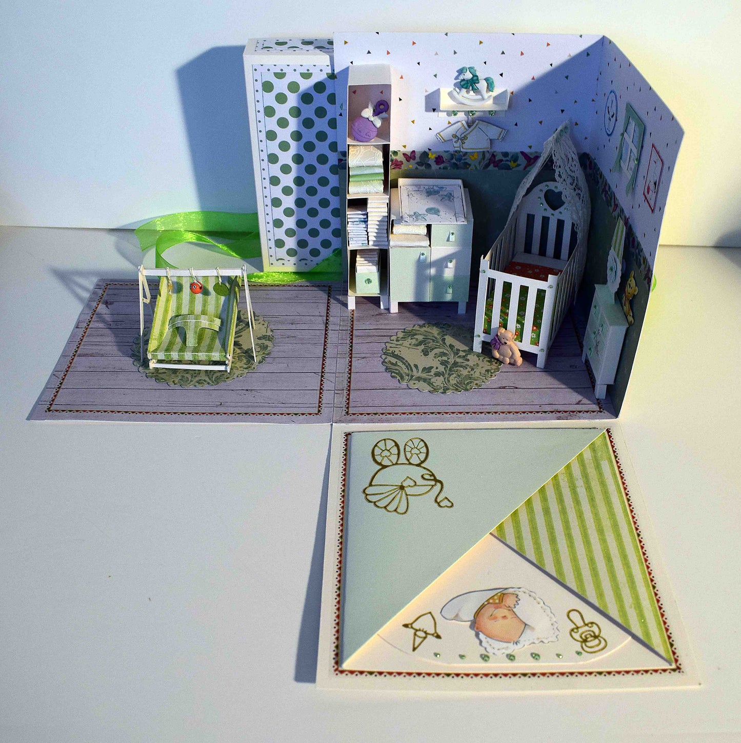 Boite cadeau de Naissance en papier et relief, chambre bébé avec transat portique d'éveil