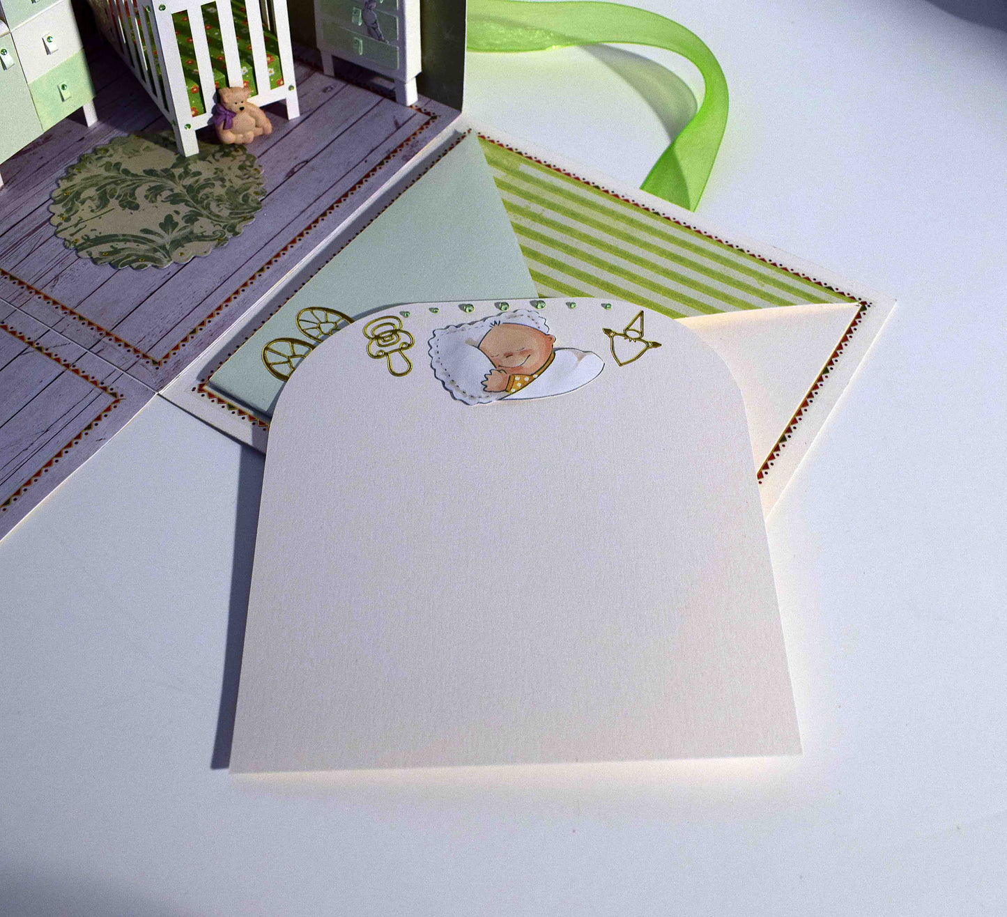 Boite cadeau de Naissance en papier et relief, chambre bébé avec transat portique d'éveil