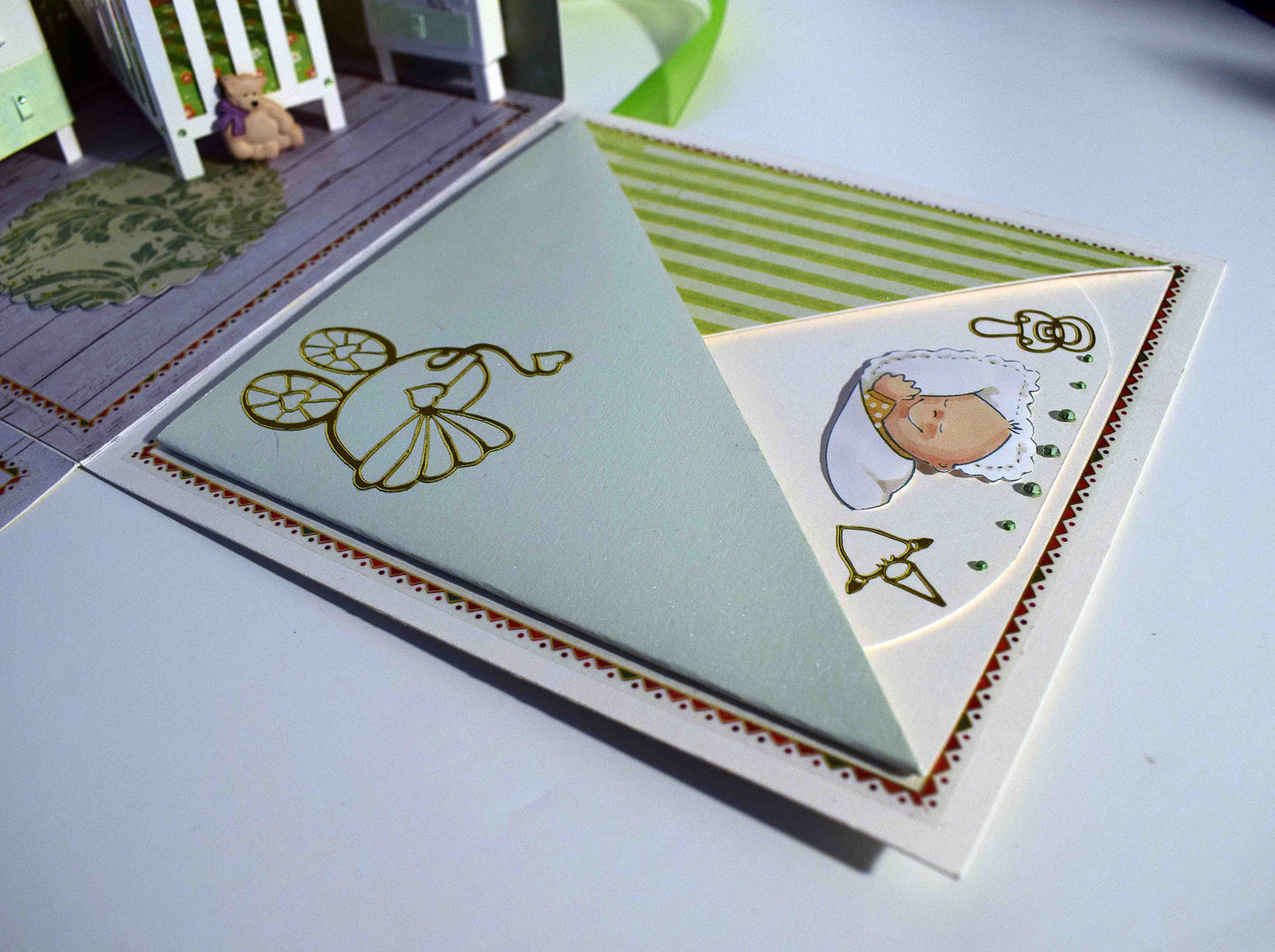 Boite cadeau de Naissance en papier et relief, chambre bébé avec transat portique d'éveil