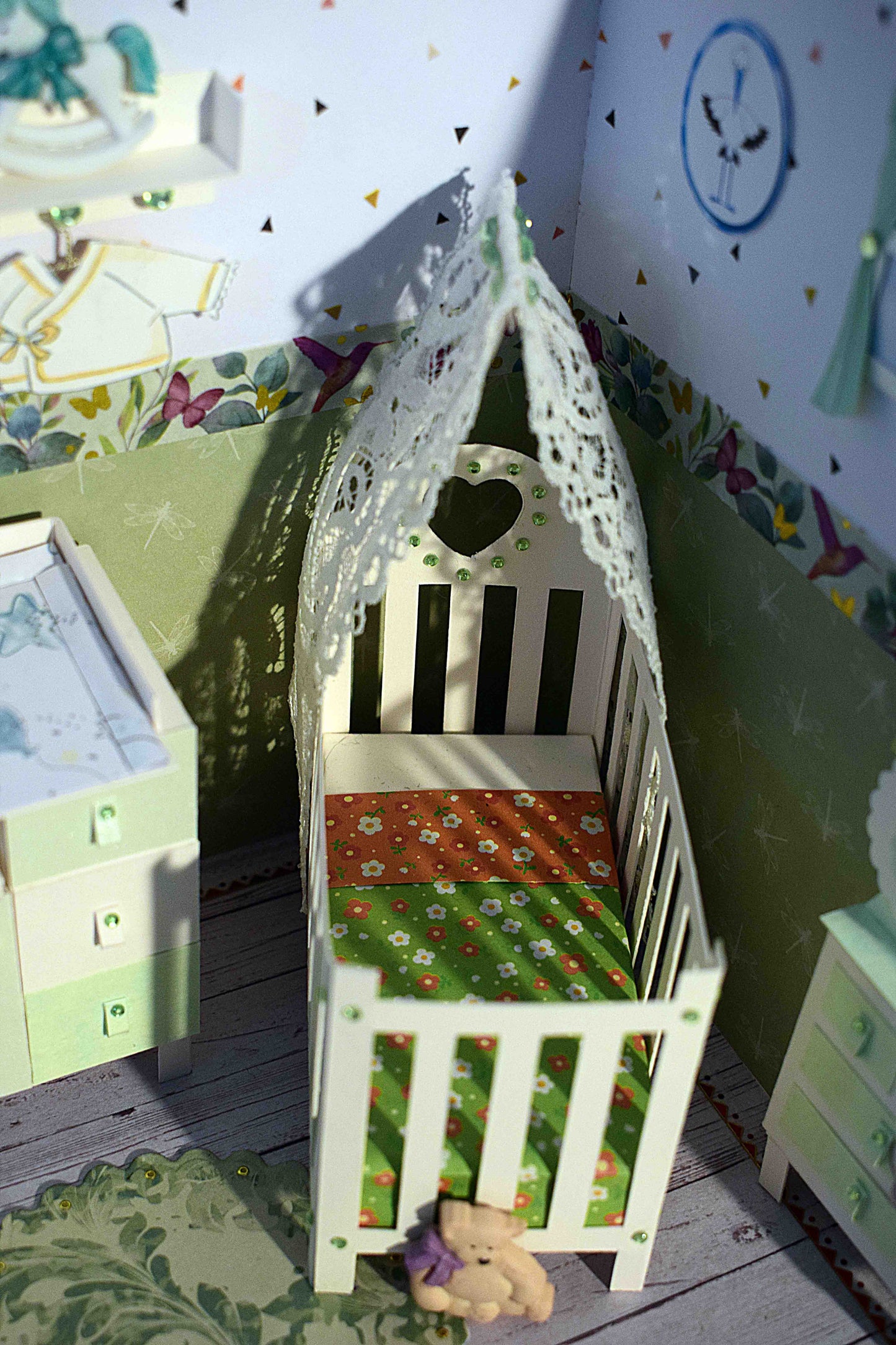 Boite cadeau de Naissance en papier et relief, chambre bébé avec transat portique d'éveil