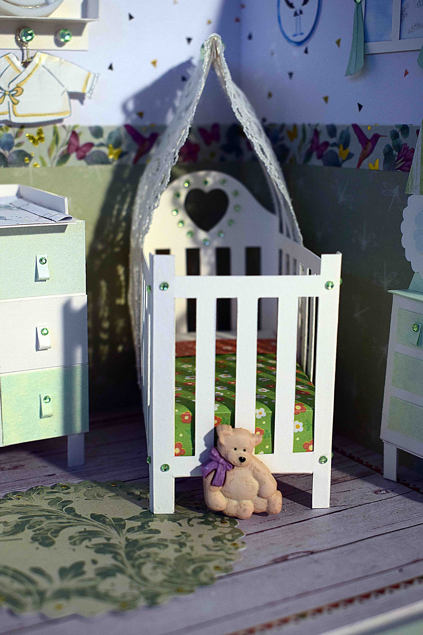 Boite cadeau de Naissance en papier et relief, chambre bébé avec transat portique d'éveil