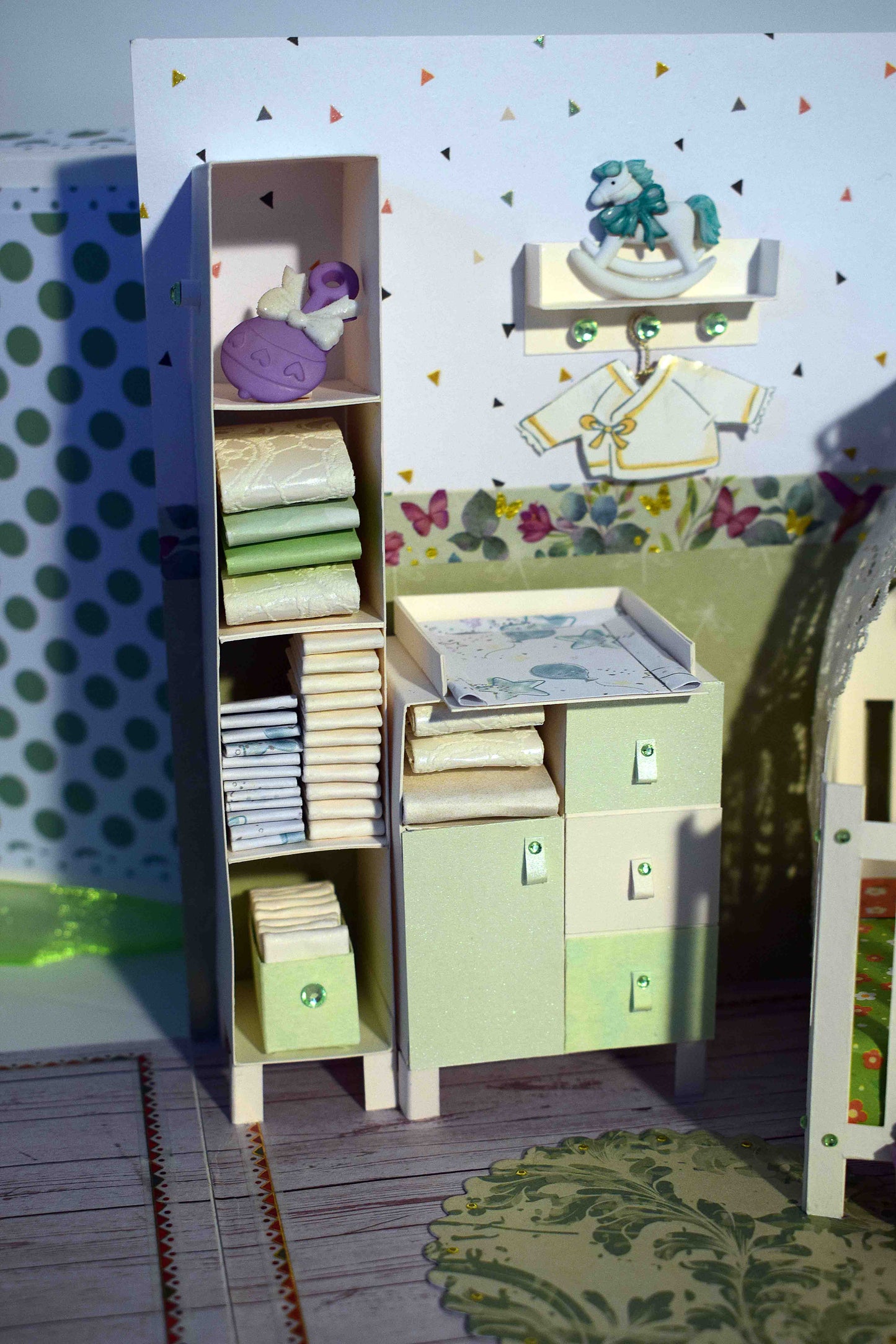 Boite cadeau de Naissance en papier et relief, chambre bébé avec transat portique d'éveil