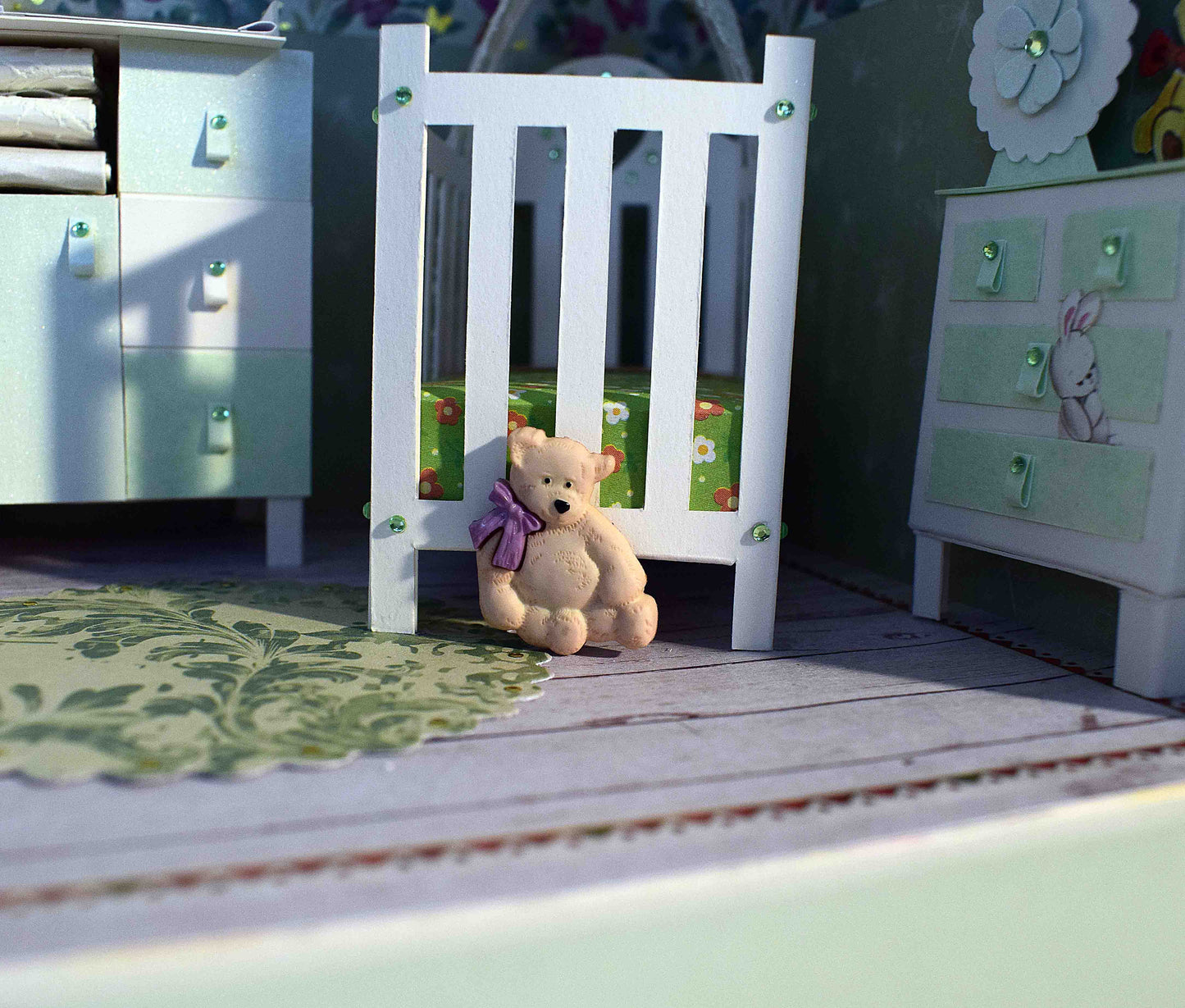 Boite cadeau de Naissance en papier et relief, chambre bébé avec transat portique d'éveil