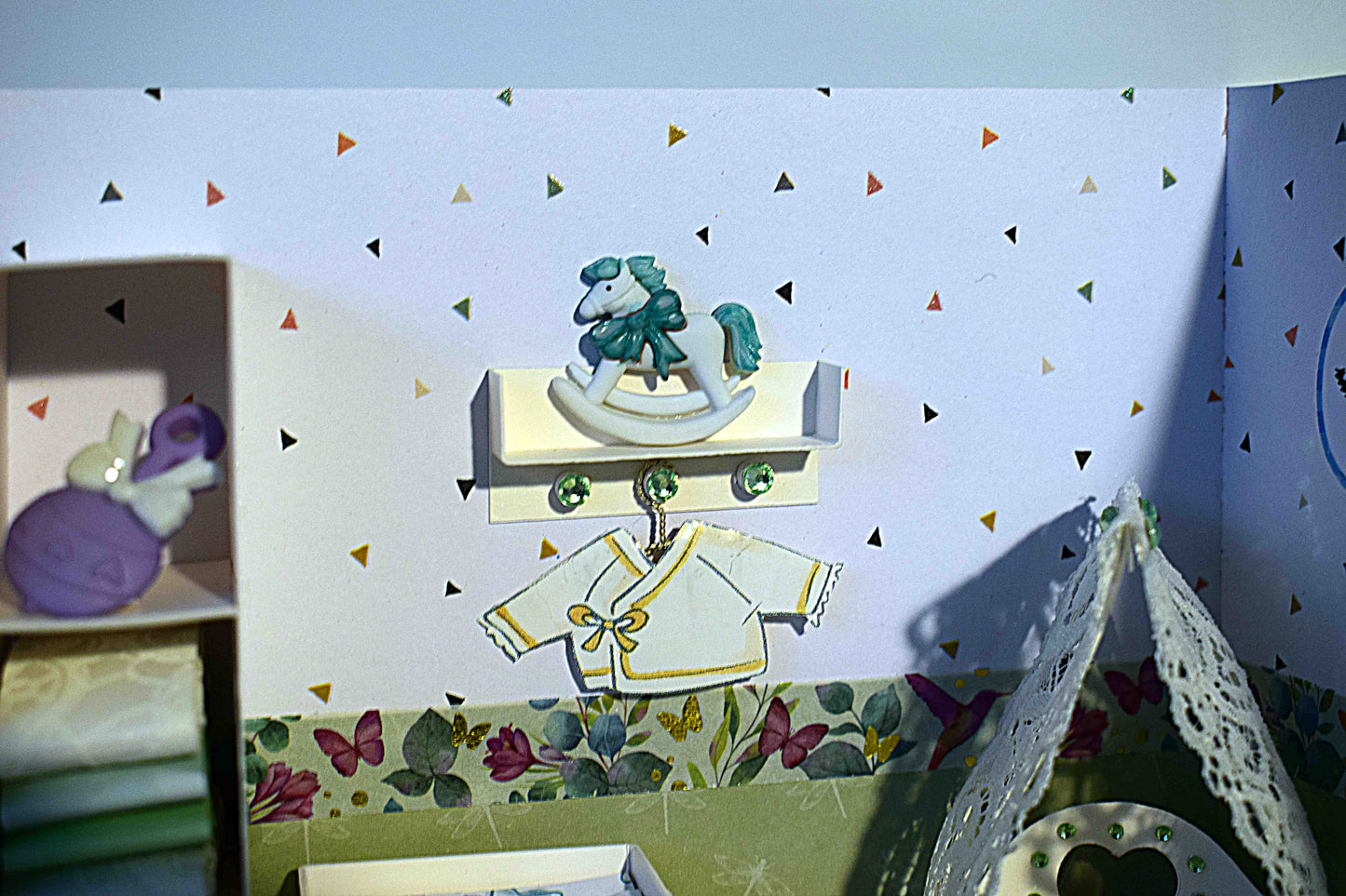 Boite cadeau de Naissance en papier et relief, chambre bébé avec transat portique d'éveil