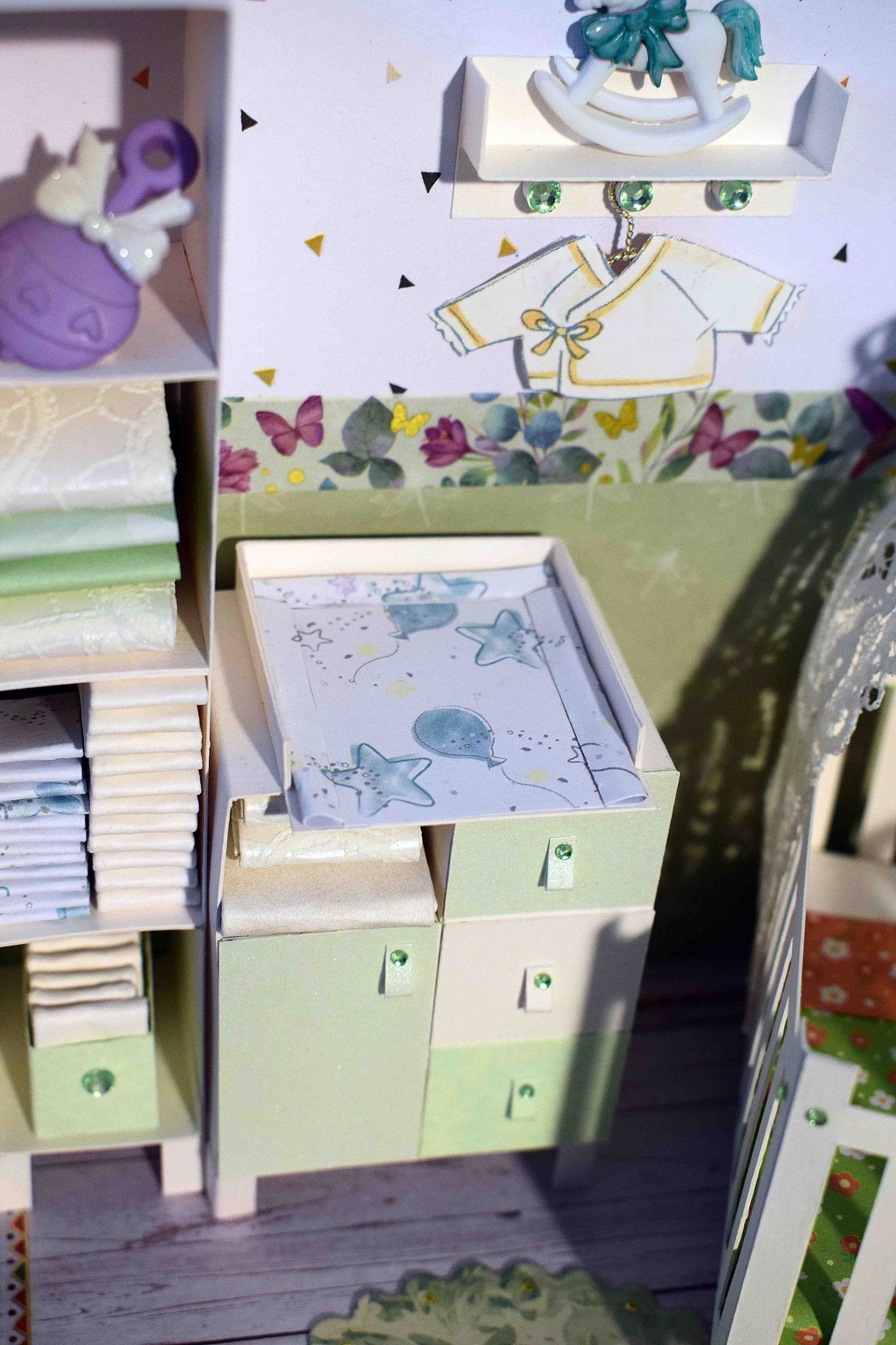Boite cadeau de Naissance en papier et relief, chambre bébé avec transat portique d'éveil
