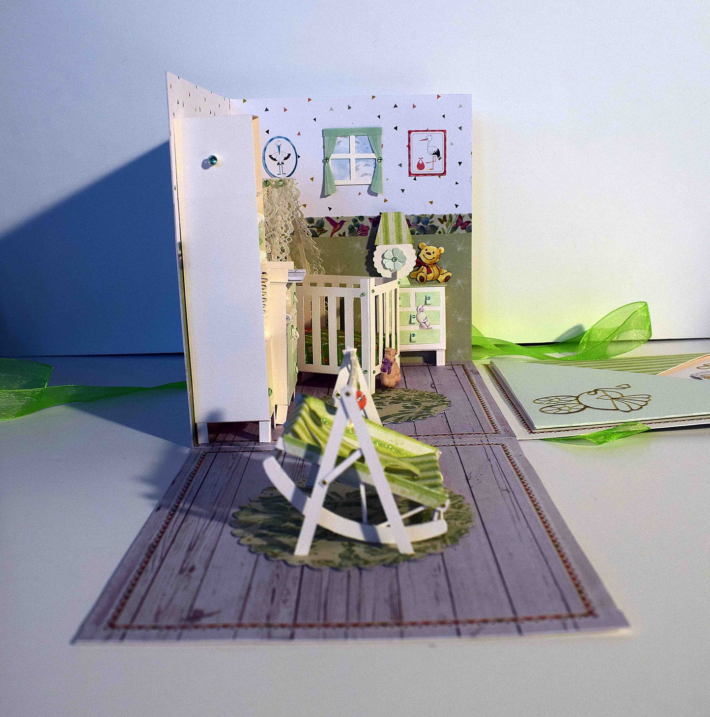 Boite cadeau de Naissance en papier et relief, chambre bébé avec transat portique d'éveil