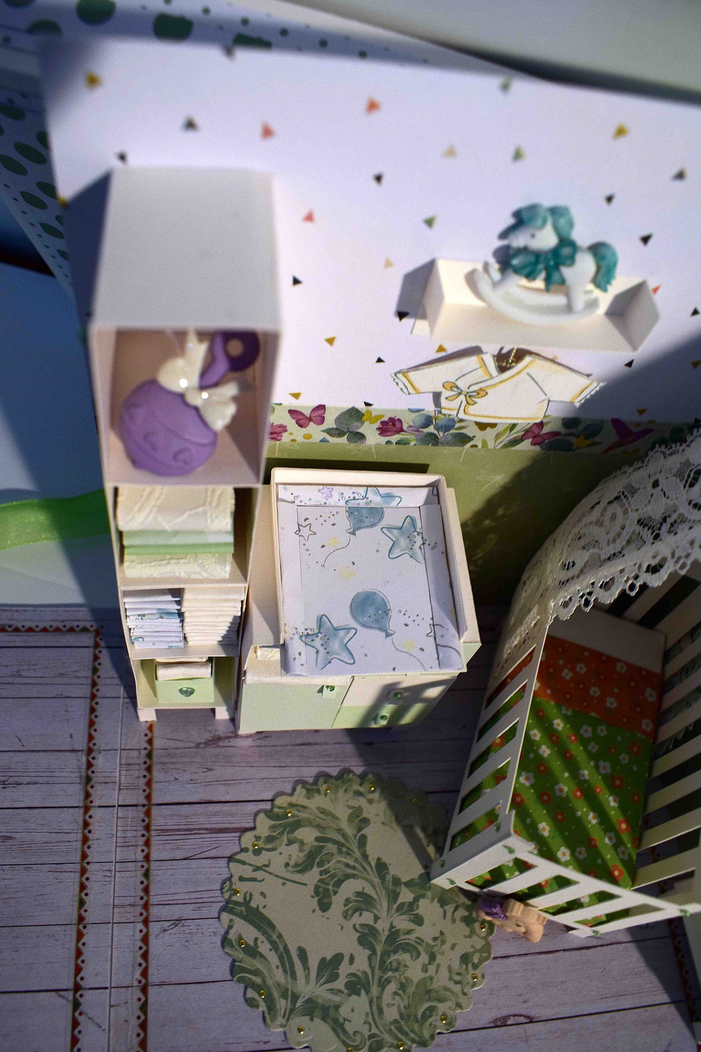 Boite cadeau de Naissance en papier et relief, chambre bébé avec transat portique d'éveil