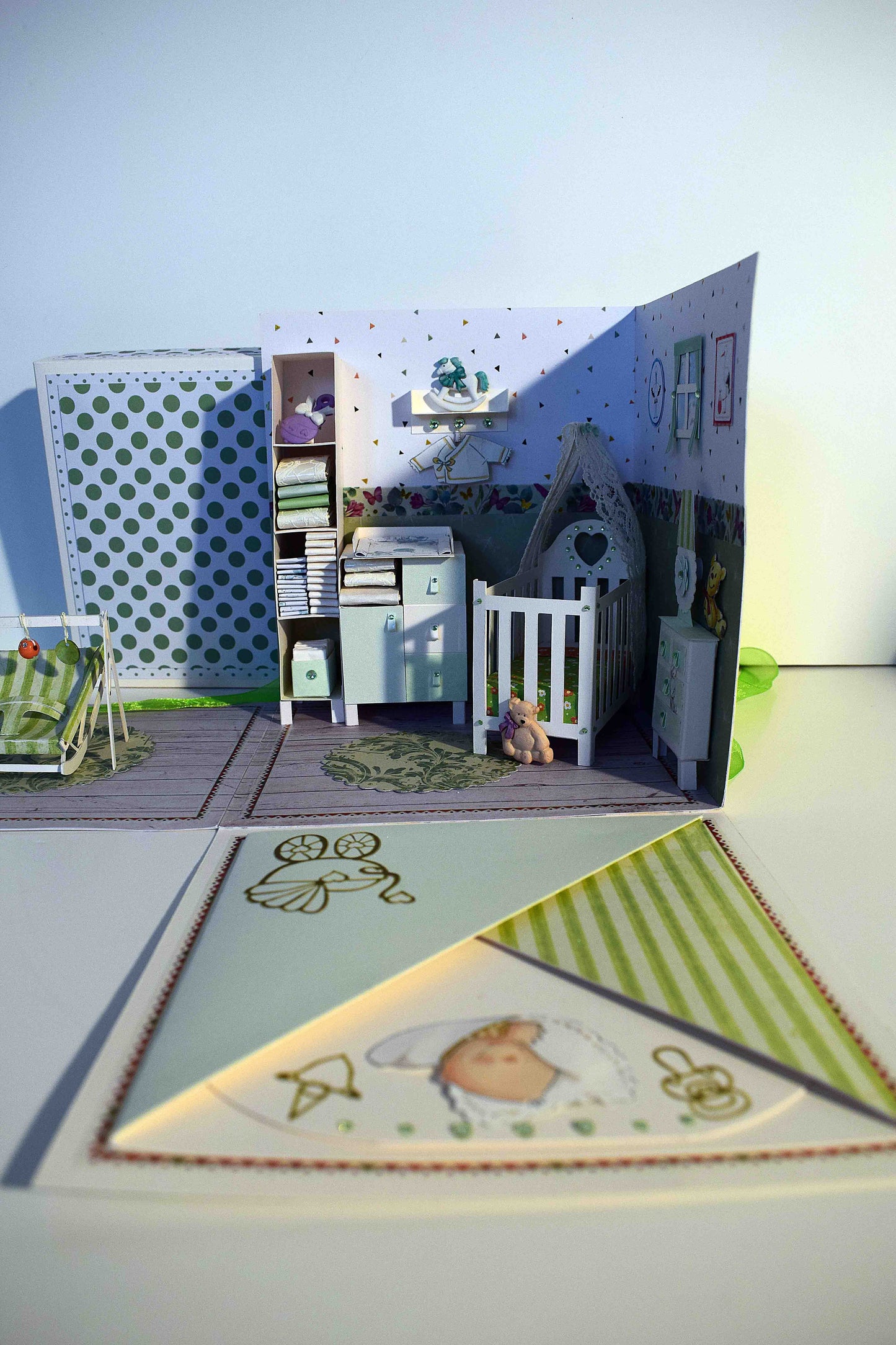 Boite cadeau de Naissance en papier et relief, chambre bébé avec transat portique d'éveil