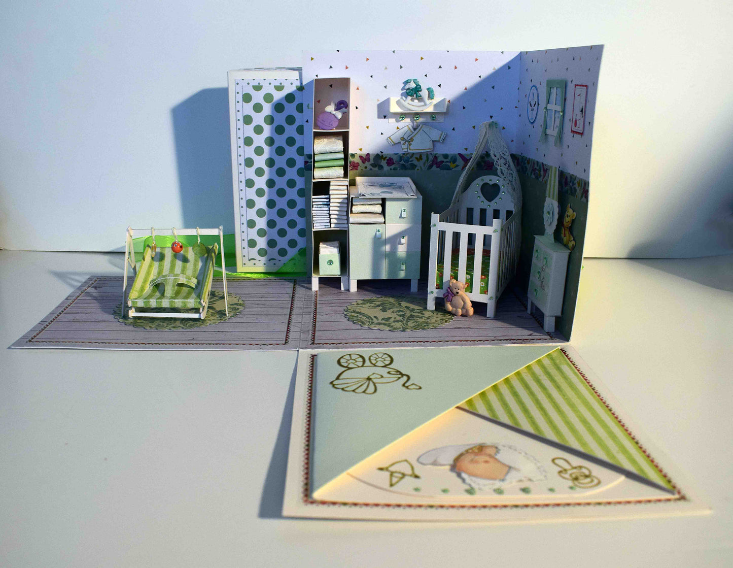 Boite cadeau de Naissance en papier et relief, chambre bébé avec transat portique d'éveil