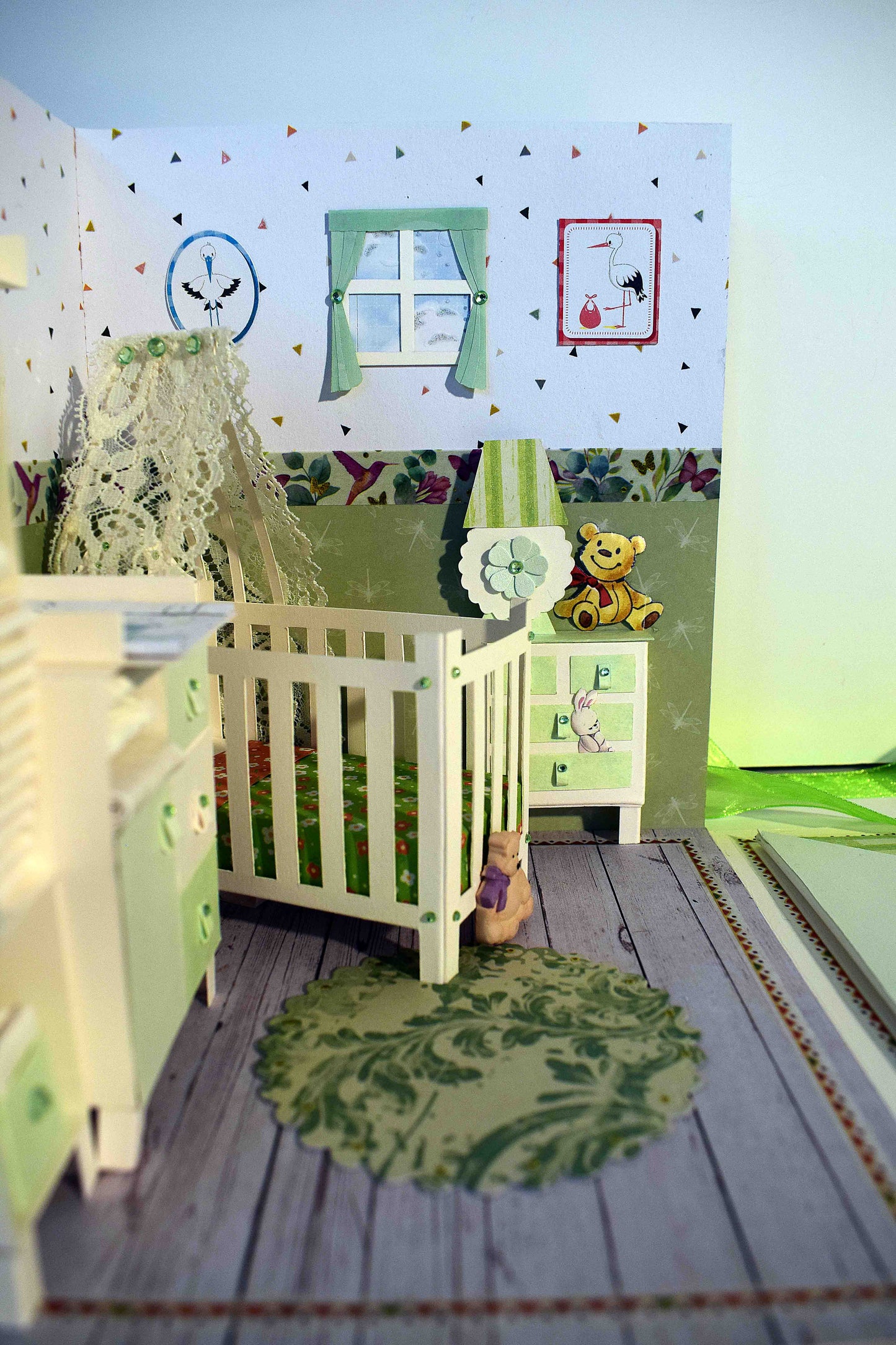 Boite cadeau de Naissance en papier et relief, chambre bébé avec transat portique d'éveil