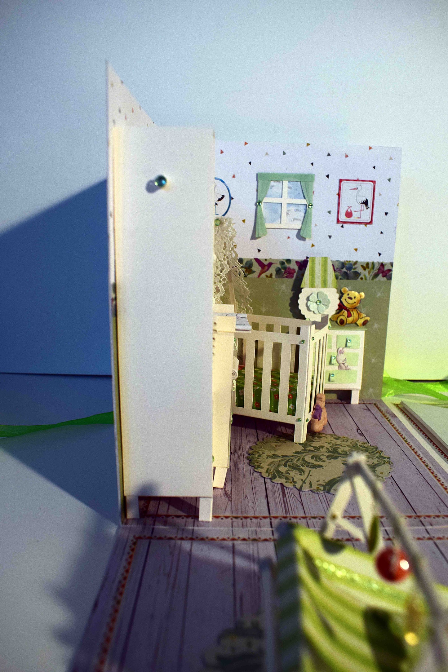 Boite cadeau de Naissance en papier et relief, chambre bébé avec transat portique d'éveil