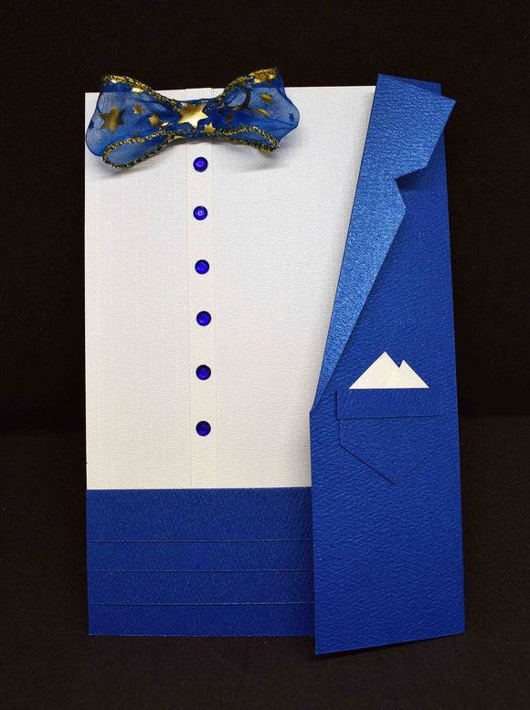 Carte pour anniversaire motif veste et ceinture bleues, chemise blanche, nœud papillon en ruban bleu et doré