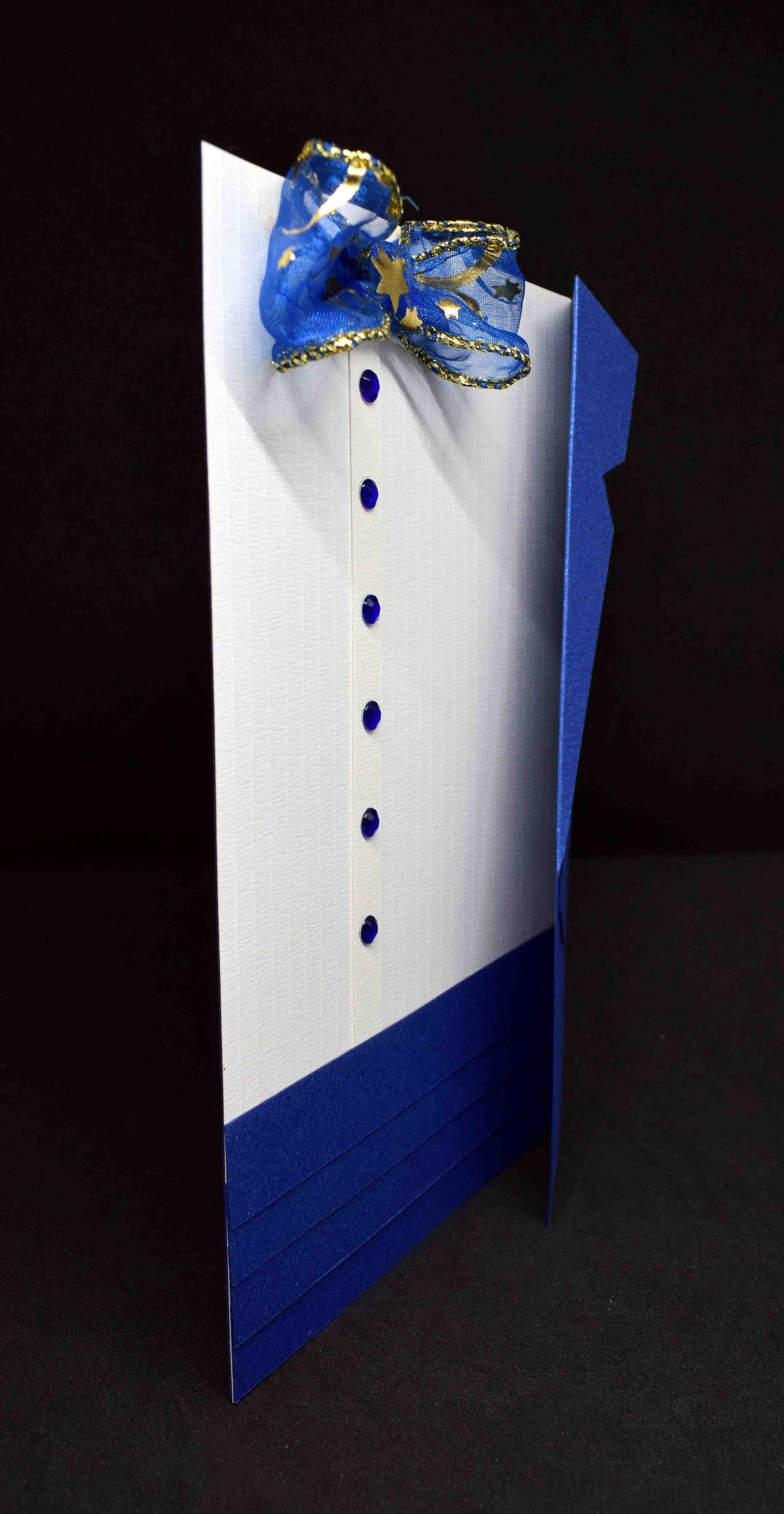 Carte pour anniversaire motif veste et ceinture bleues, chemise blanche, nœud papillon en ruban bleu et doré