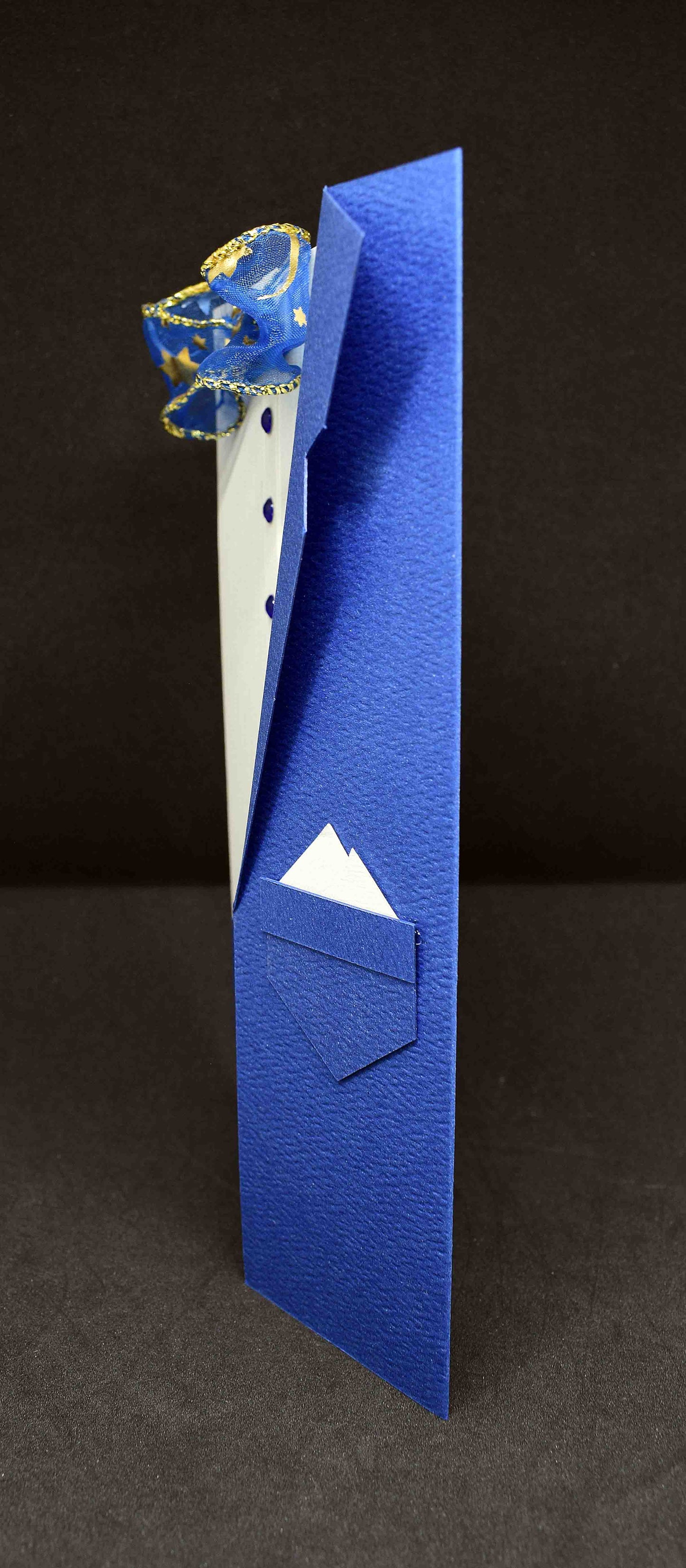 Carte pour anniversaire motif veste et ceinture bleues, chemise blanche, nœud papillon en ruban bleu et doré