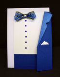 Carte pour anniversaire motif veste et ceinture bleues, chemise blanche, nœud papillon en ruban bleu et doré