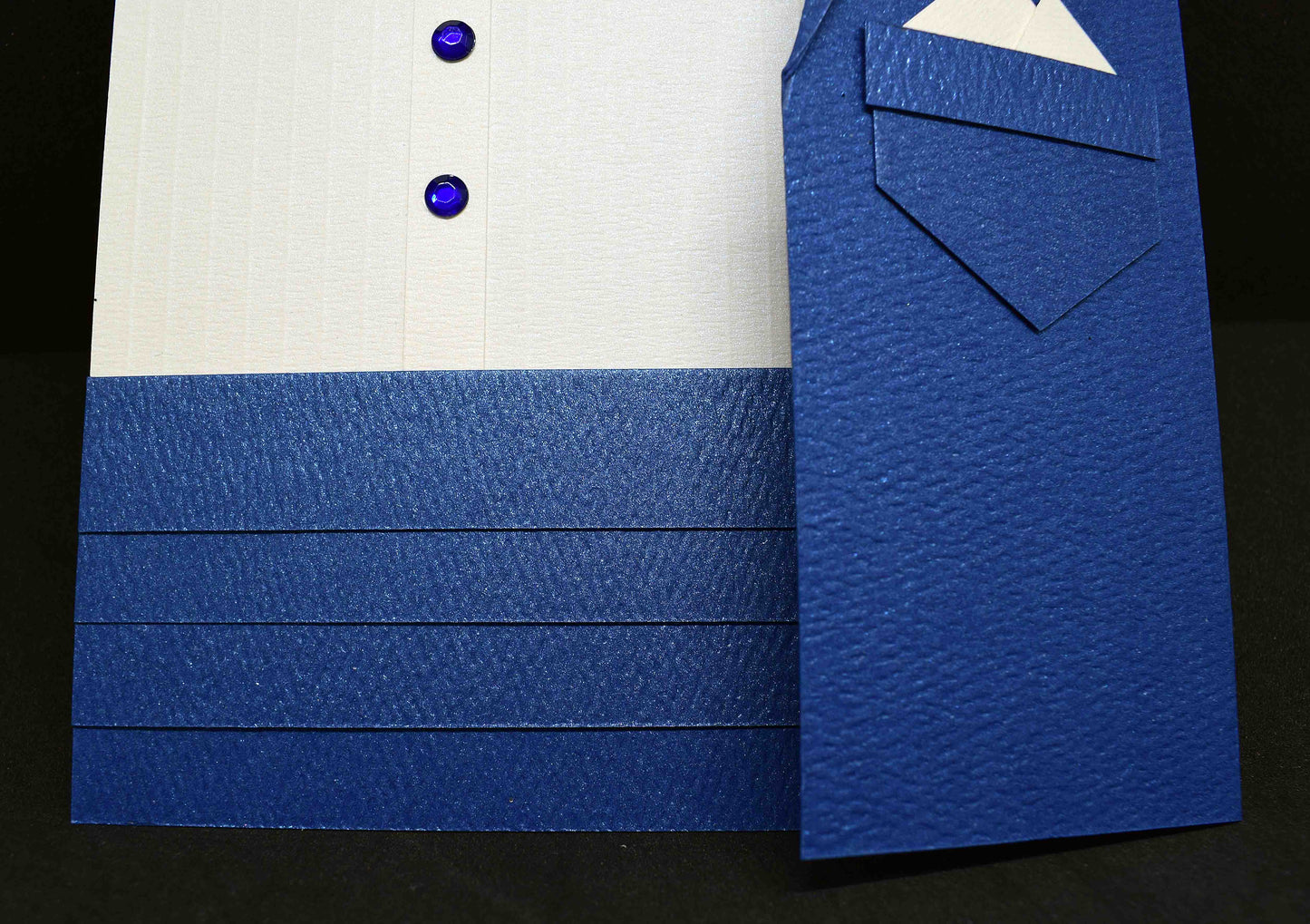 Carte pour anniversaire motif veste et ceinture bleues, chemise blanche, nœud papillon en ruban bleu et doré