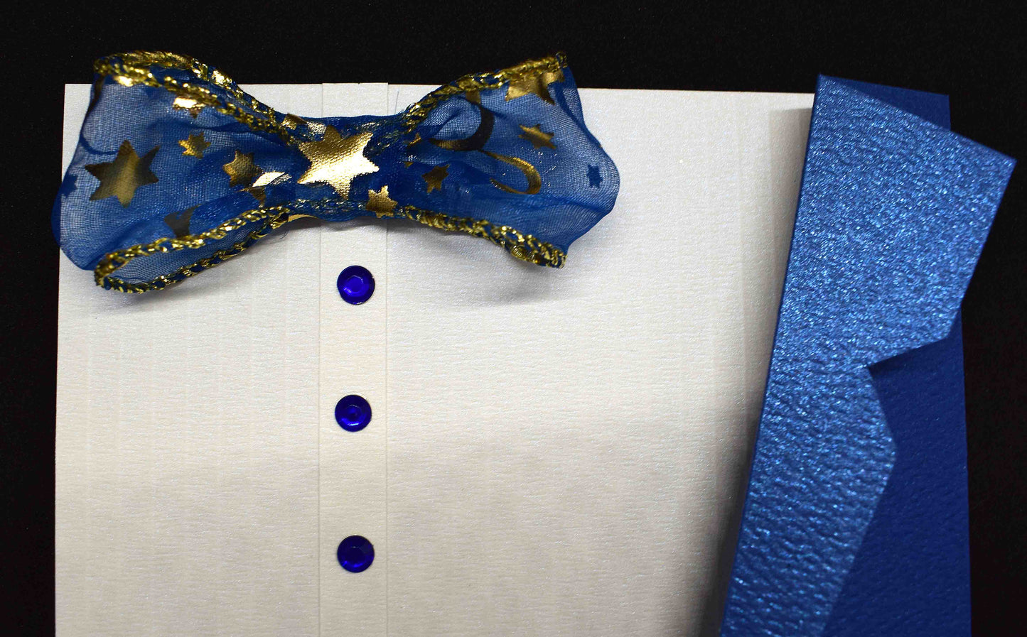 Carte pour anniversaire motif veste et ceinture bleues, chemise blanche, nœud papillon en ruban bleu et doré