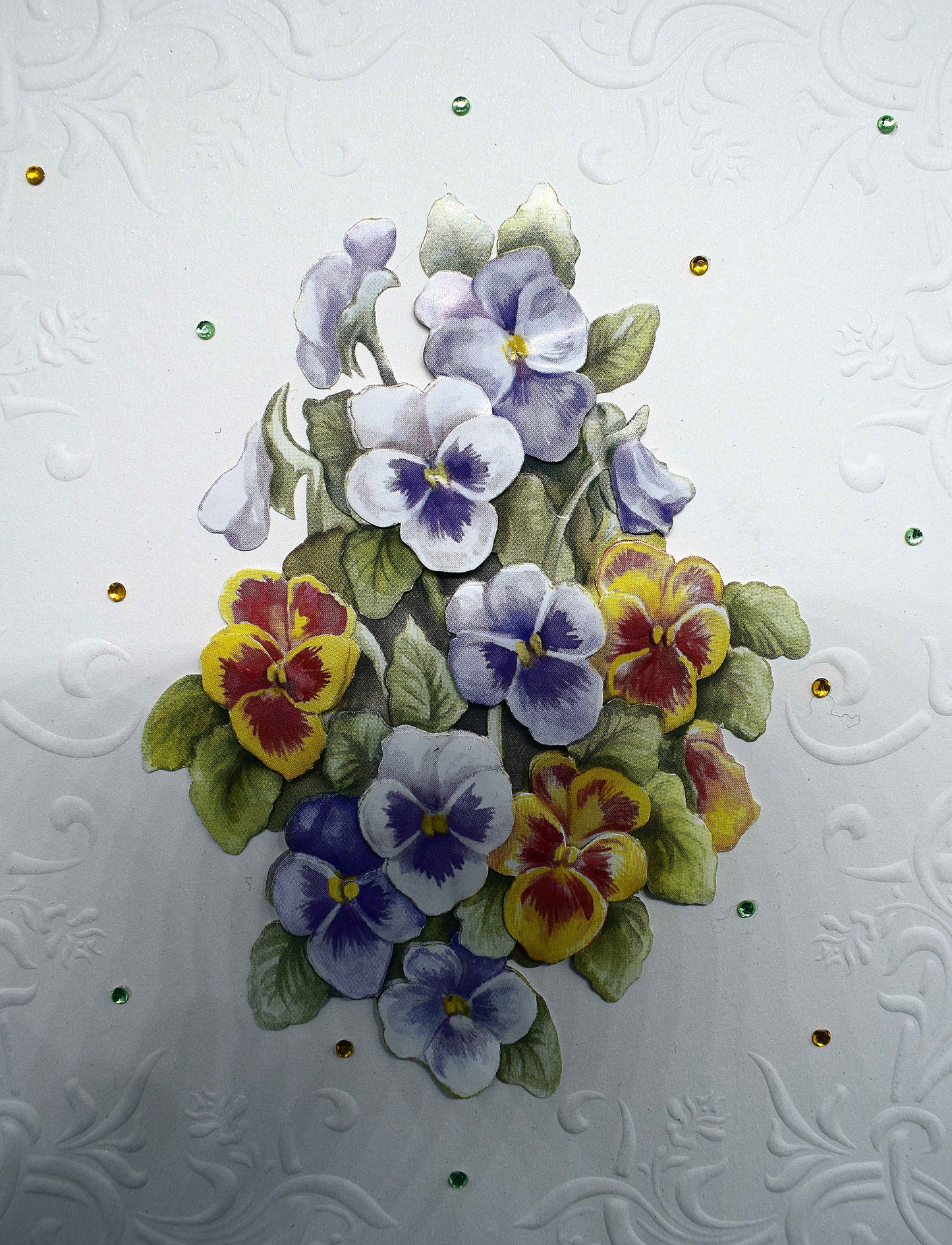 Carte d'anniversaire florale motif en 3D pensées, embossée et strassée