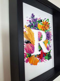 Tableau monogramme R décoratif pour chambre  façon quilling motif R aux fleurs