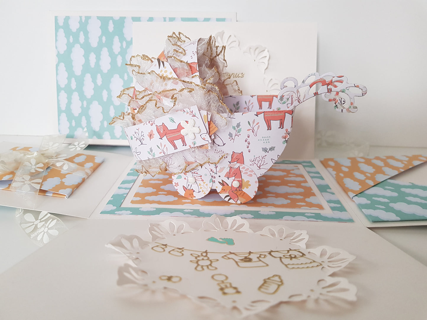 Boite cadeau de Naissance en papier, landau aux petits renards et lapins