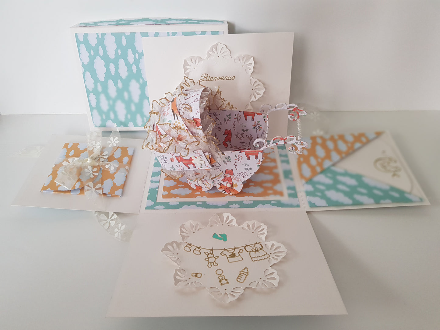 Boite cadeau de Naissance en papier, landau aux petits renards et lapins