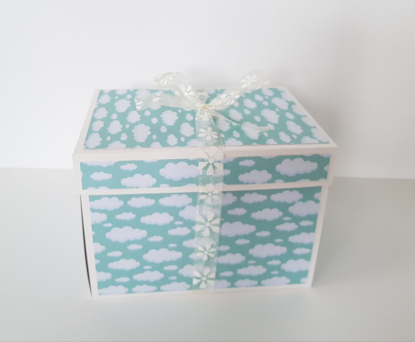 Boite cadeau de Naissance en papier, landau aux petits renards et lapins