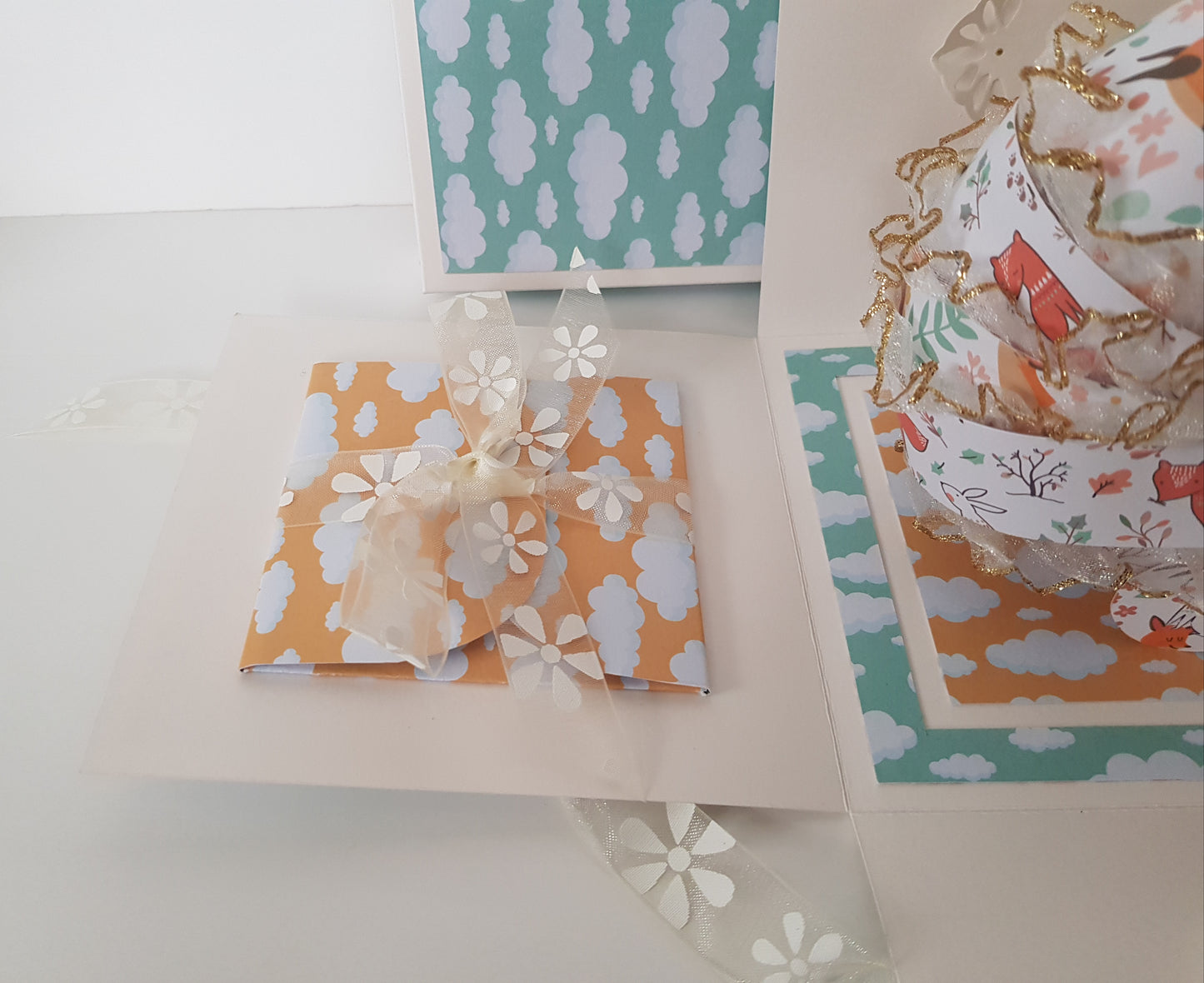 Boite cadeau de Naissance en papier, landau aux petits renards et lapins