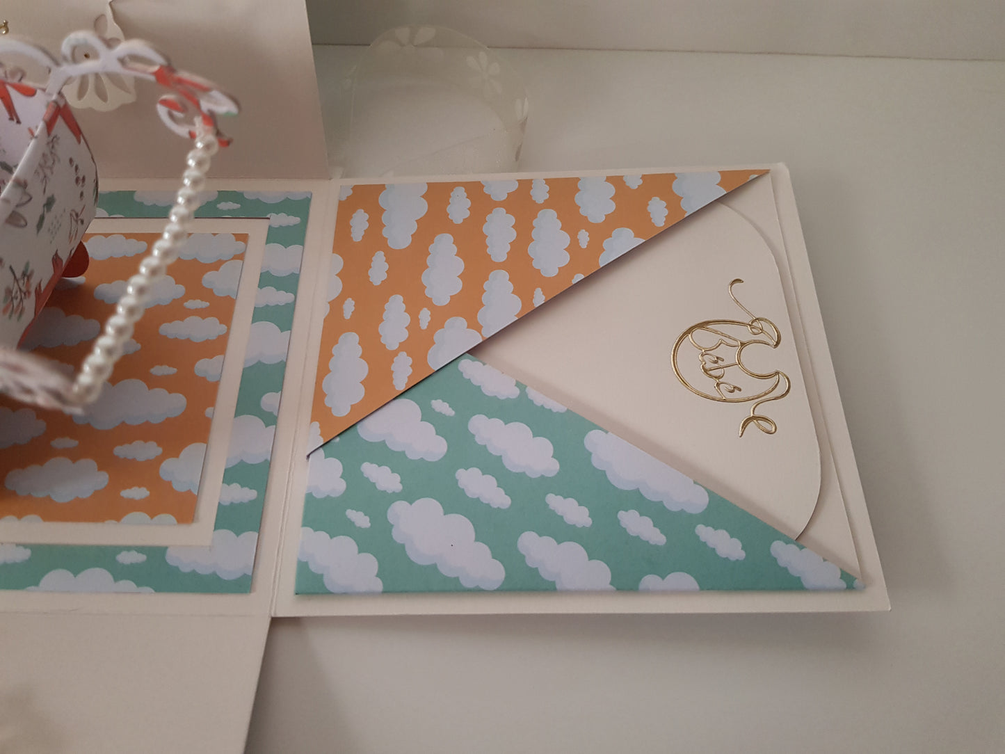 Boite cadeau de Naissance en papier, landau aux petits renards et lapins