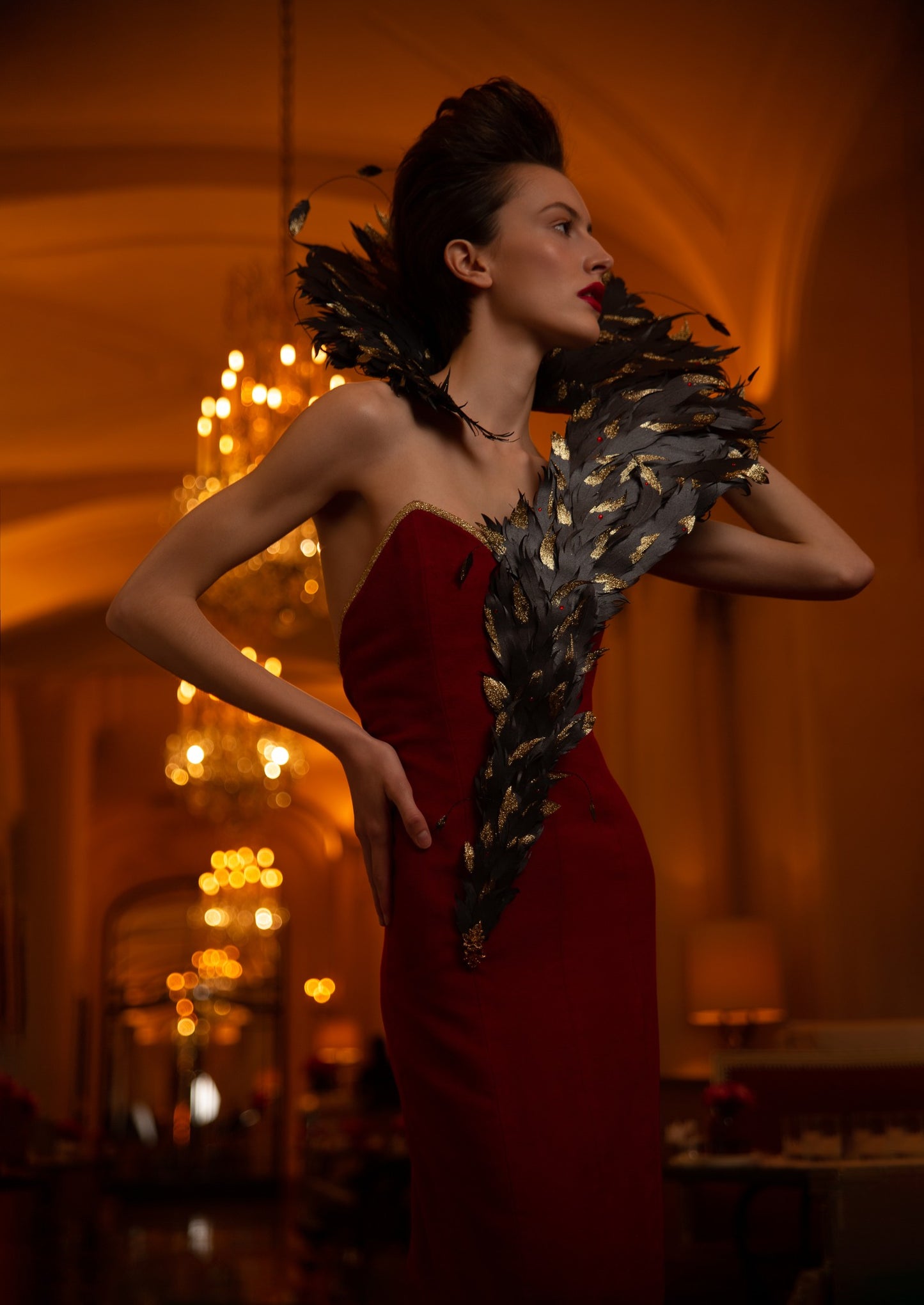 Création haute couture en papier – col plumes fait main – pièce artistique unique