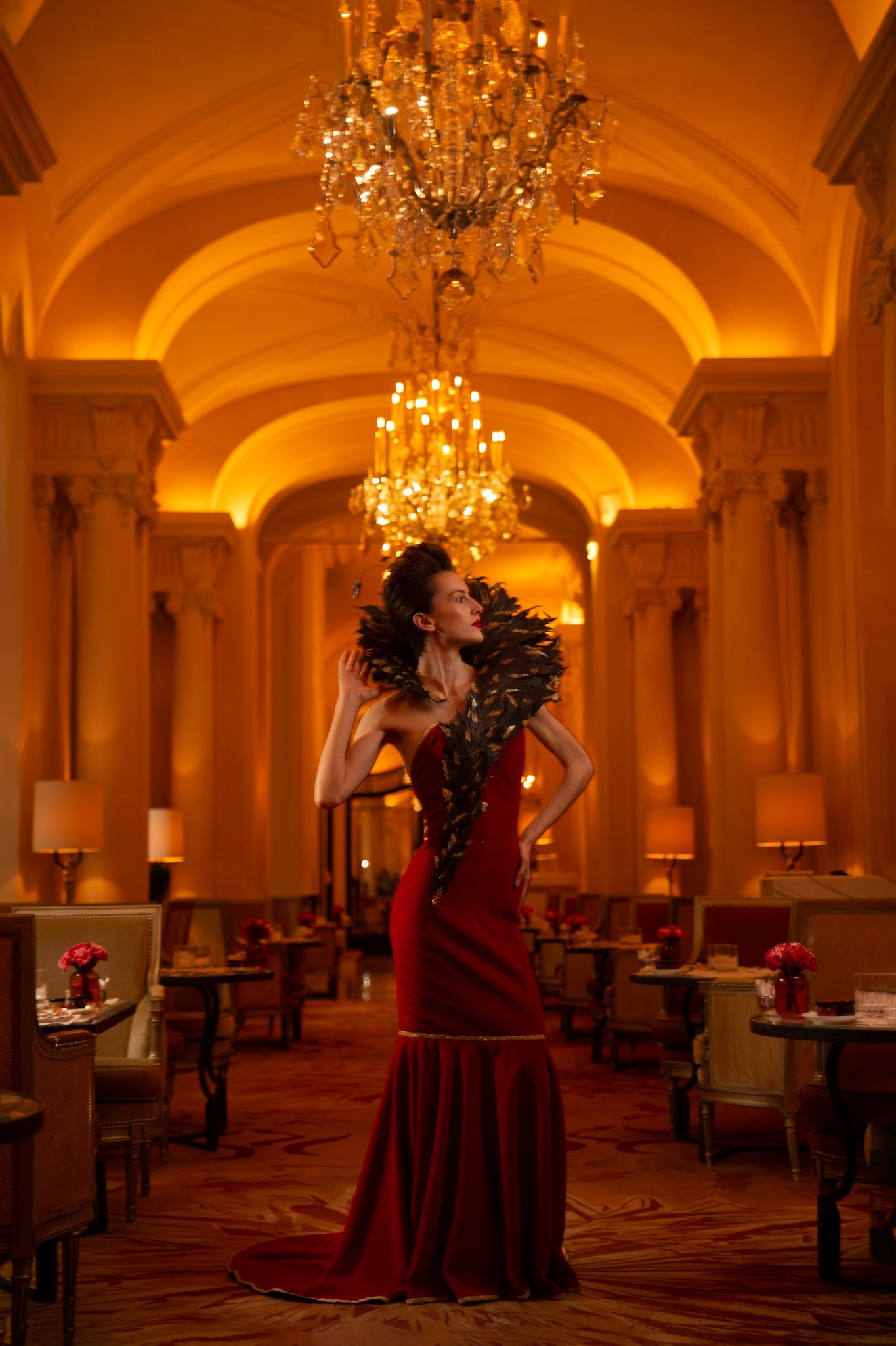 Création haute couture en papier – col plumes fait main – pièce artistique unique