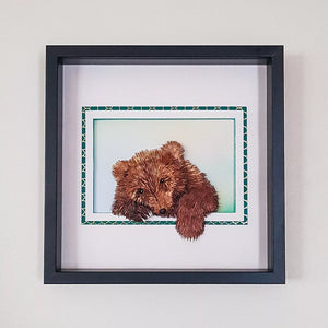Cadre portrait 3D de votre animal sauvage fétiche en  papier sculpture d'un ourson marron