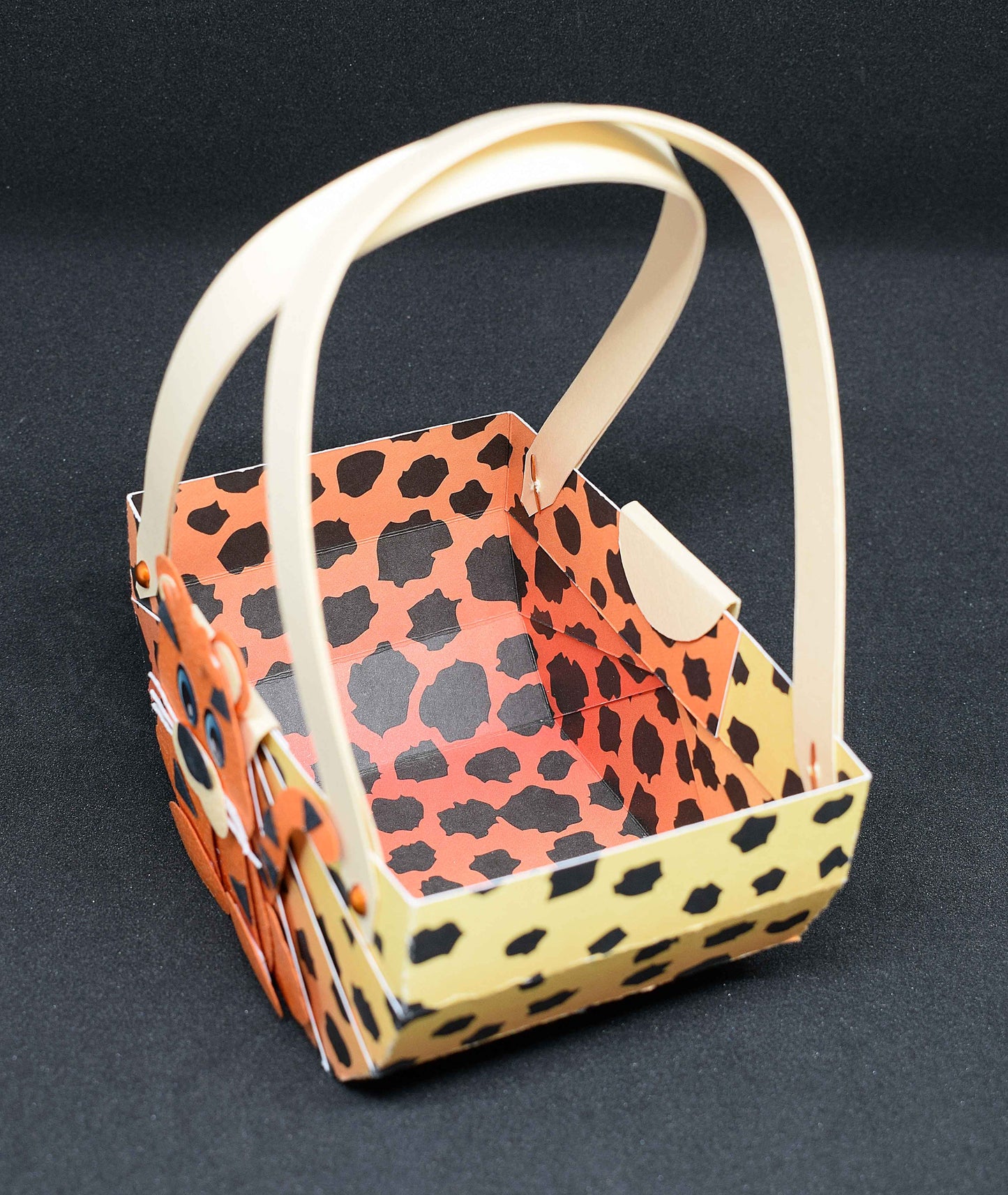 Petit panier en papier et relief pour friandise "tigre"